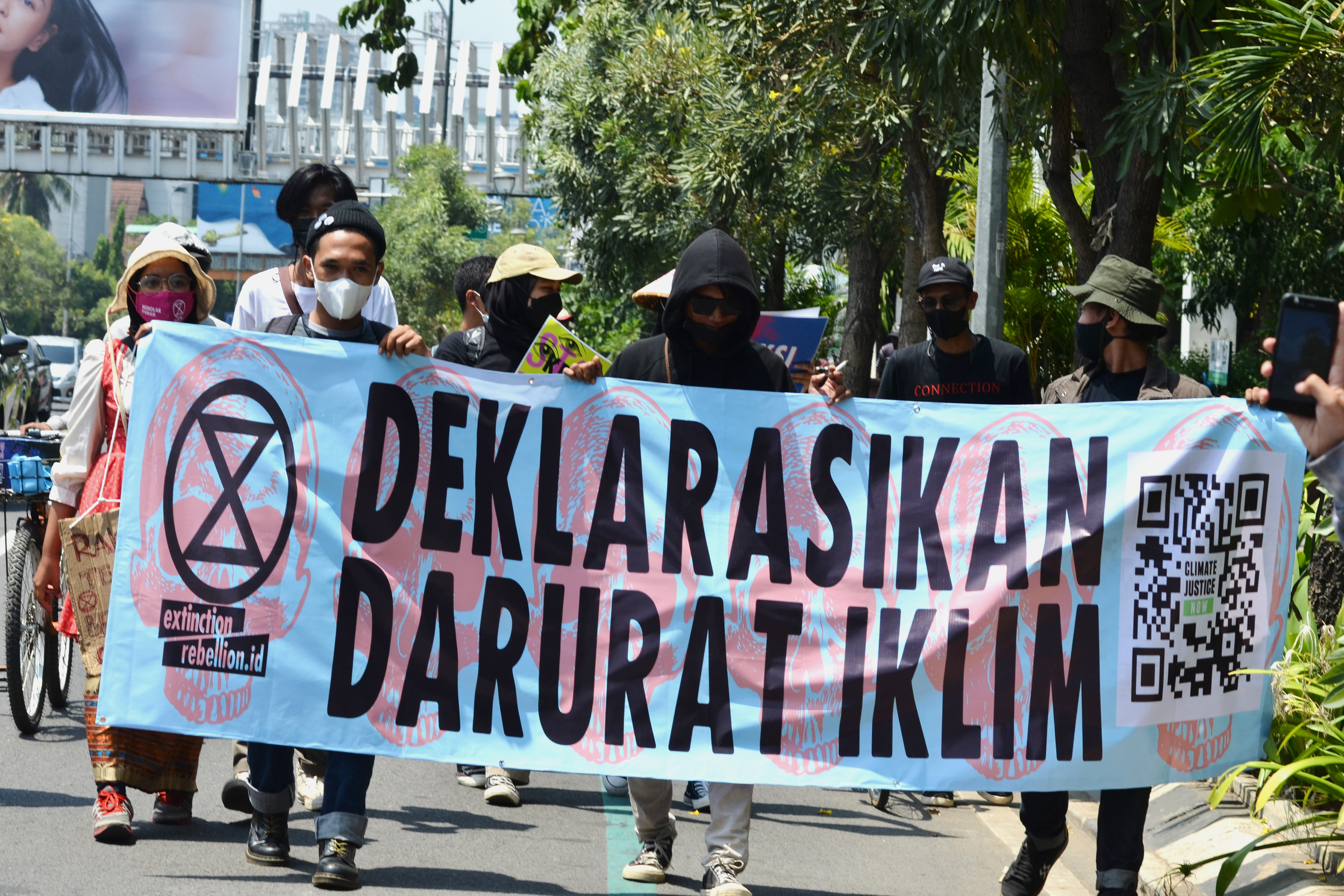 Massa yang tergabung dalam Extinction Rebellion Bekasi melakukan aksi Tolak Bala Stop Bencana di Bekasi, Jawa Barat, Minggu (26/9/2021)