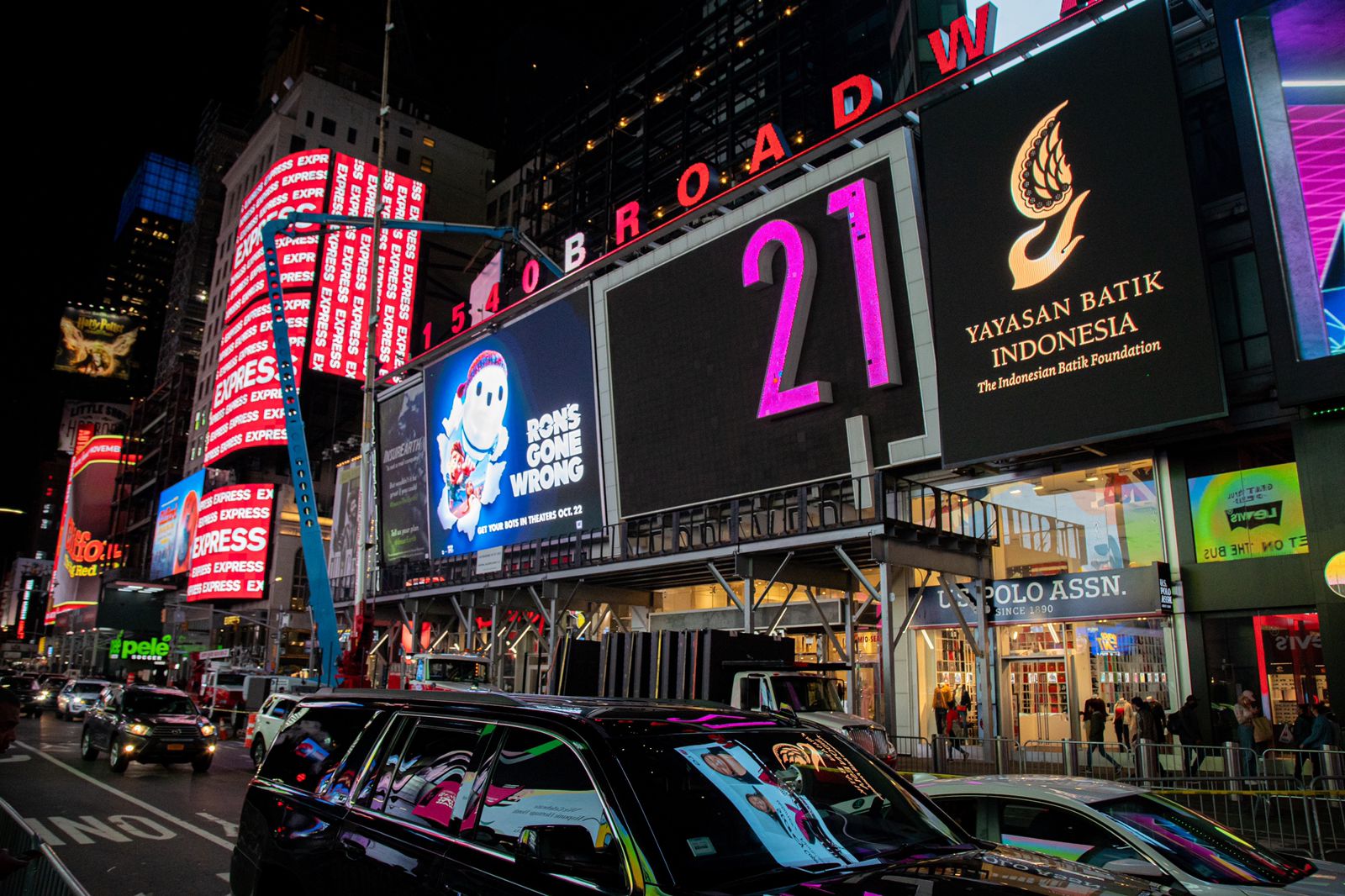  Yayasan Batik Indonesia (YBI) tampil di Billboard, Time Square New York, Amerika Serikat (AS). 