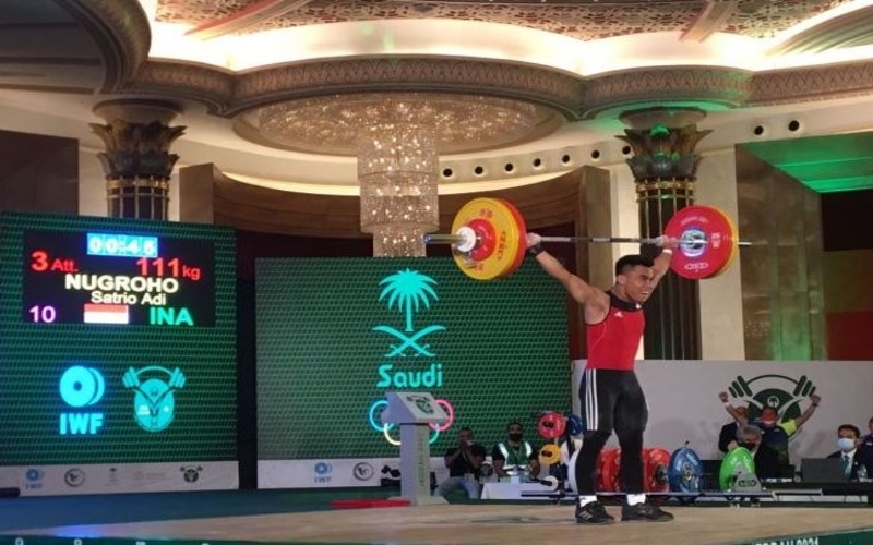 Lifter Indonesia, Satrio Adi Nugroho ketika unjuk gigi di Kejuaraan Angkat Besi Dunia Remaja U-17 di Jeddah, Arab Saudi, Rabu (6/10)