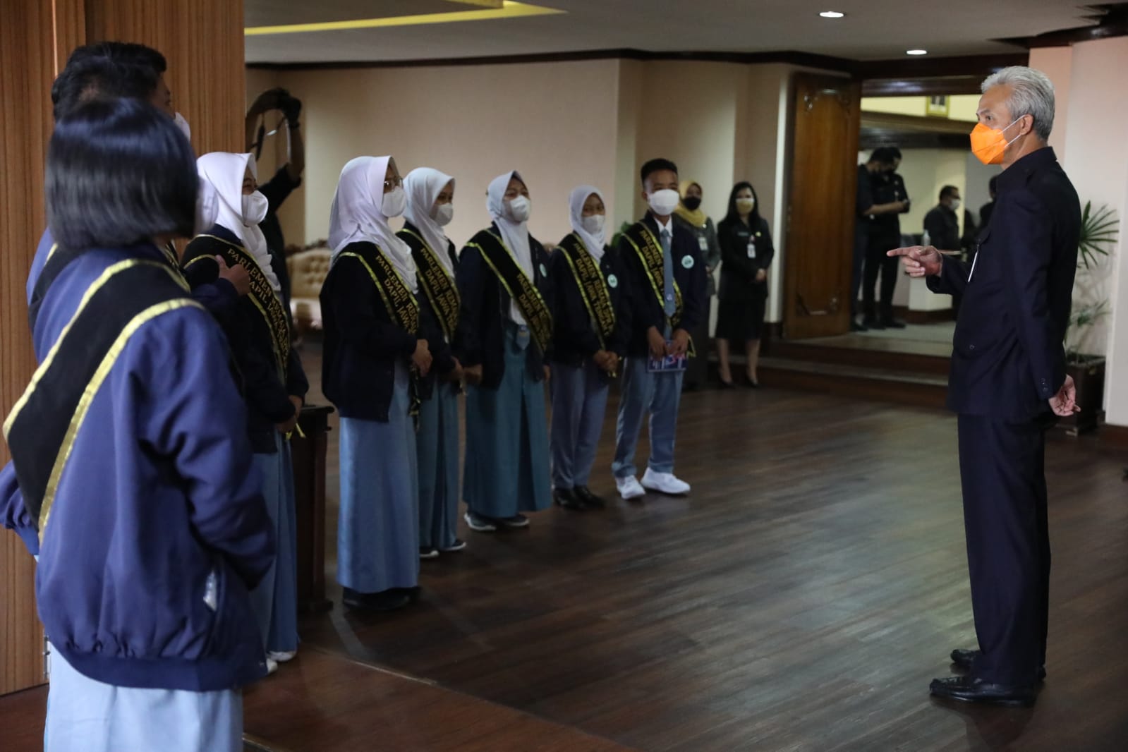 Gubernur Jateng Ganjar Pranowo (kanan) dan 10 Anggota Parlemen Remaja asal Jawa Tengah.