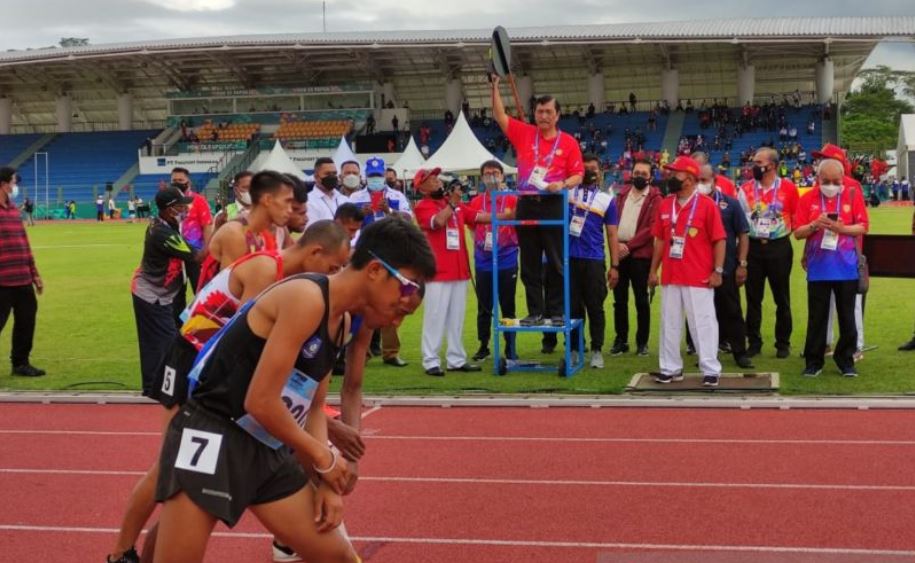 Ketua Umum PB PASI Luhut Binsar Pandjaitan menembakkan pistol sebagai penanda dimulainya nomor lari 5.000 meter putra di PON XX Papua.