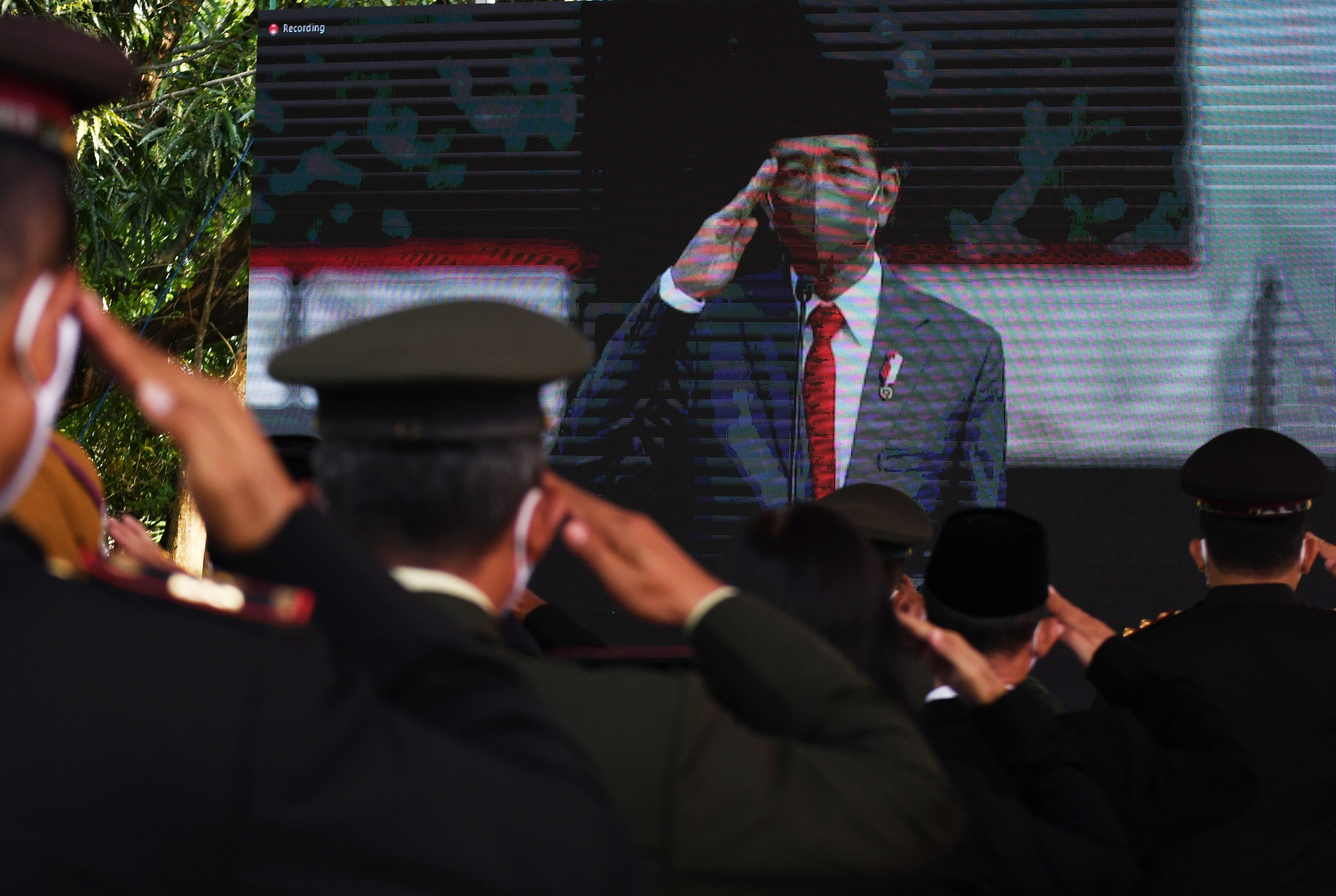 Peserta mengikuti Upacara Peringatan Hari Kesaktian Pancasila secara virtual di Monumen Keganasan PKI di Kresek, Kabupaten Madiun, Jawa Timu