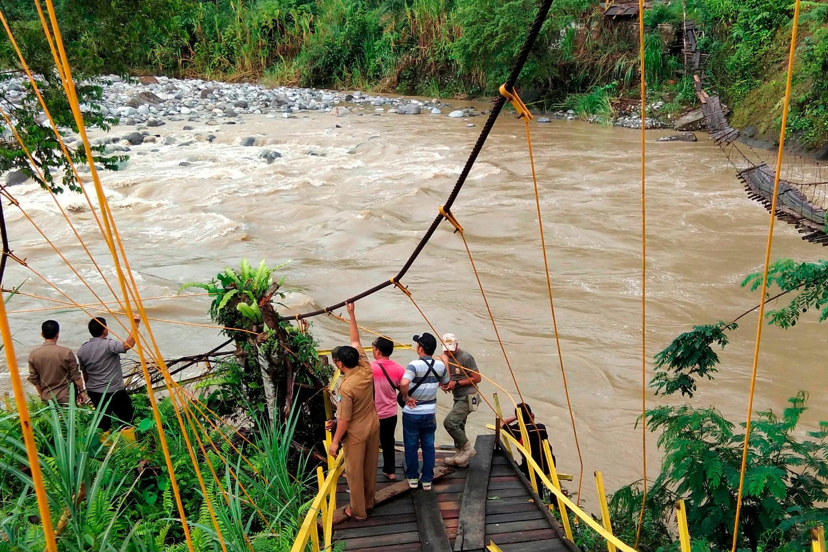 Petugas bersama warga mencari korban jembatan putus akibat banjir di wilayah Bengkulu.