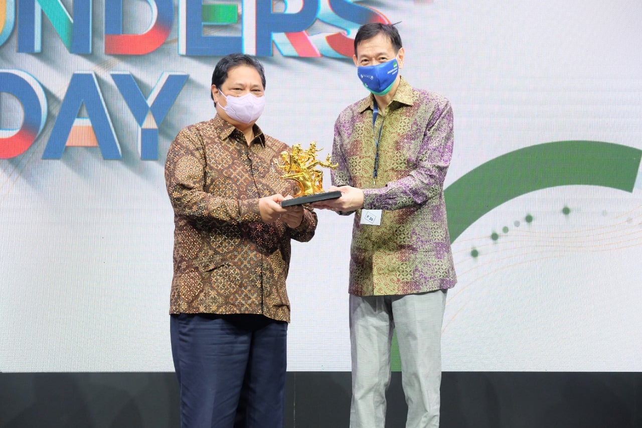 Menko Arilangga Hartarto bersama CEO Grup Ciputra Chandra Ciputra dalam acara Founders Day, di Jakarta, Jumat (22/10/2021)