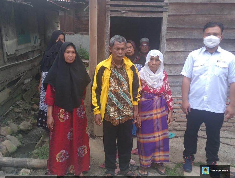 Penyandang disabilitas mental DH, 45, (kedua dari kiri).