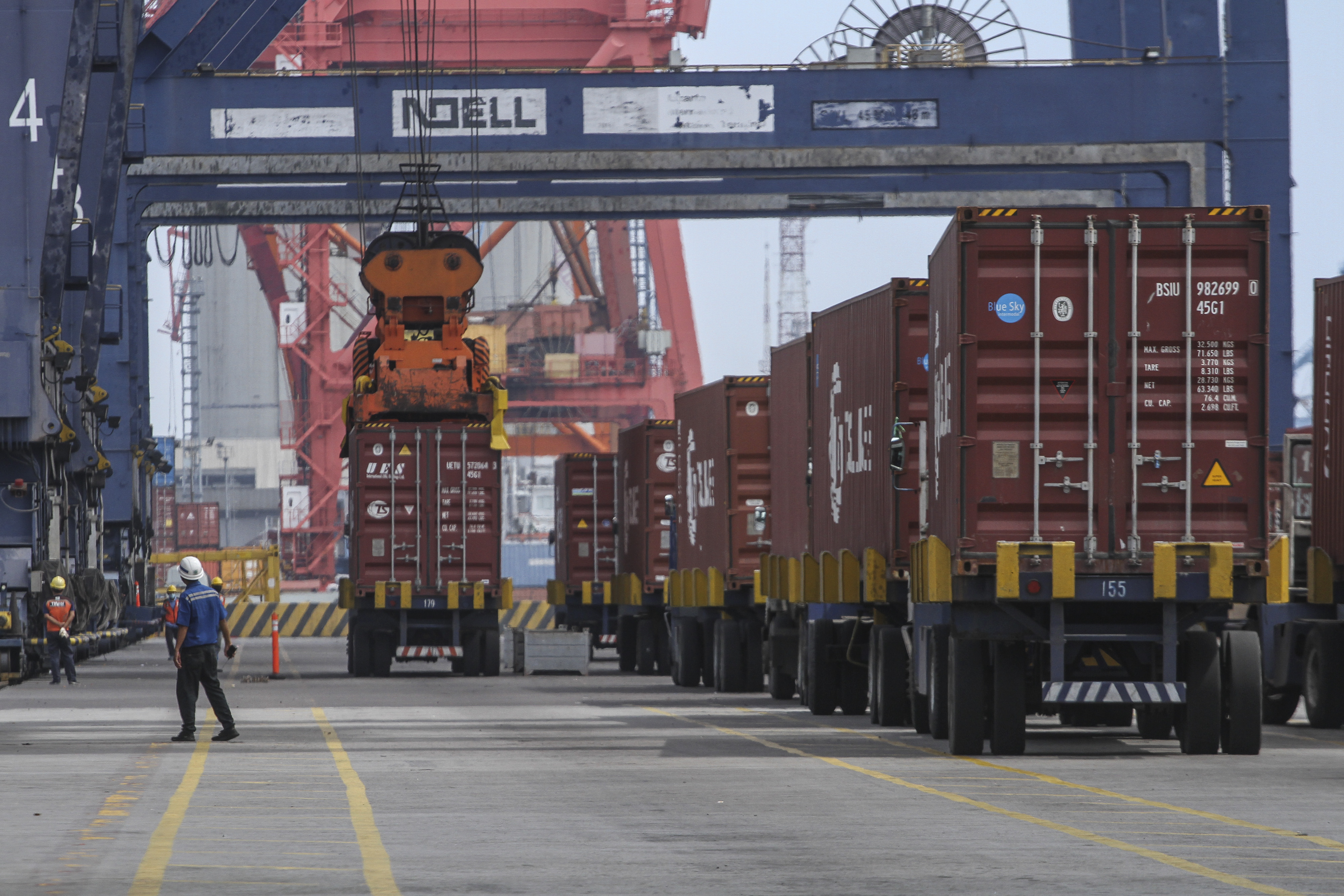 Suasana aktivitas bongkar muatan peti kemas di Pelabuhan Tanjung Priok, Jakarta Utara, Selasa (15/6).