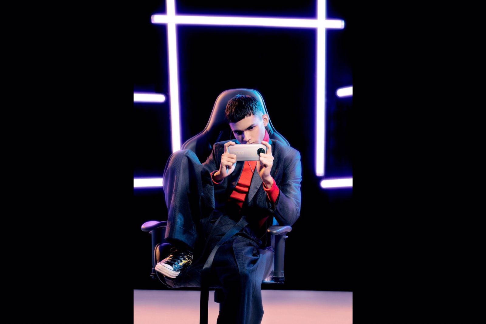 Remaja menikmati suguhan hiburan lewat telepon pintar