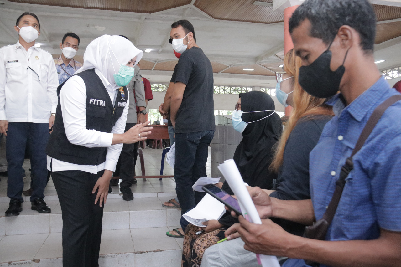 Wakil Wali Kota Palembang Fitrianti Agustinda (dua kiri) meninjau pelaksanaan vaksinasi covid di TPKS Gandus, Kamis (14/10).