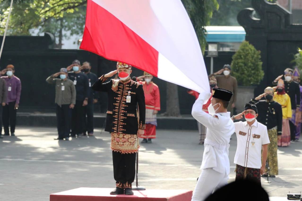 Gubernur Jawa Tengah Ganjar Pranowo mengikuti peringatan Sumpah Pemuda