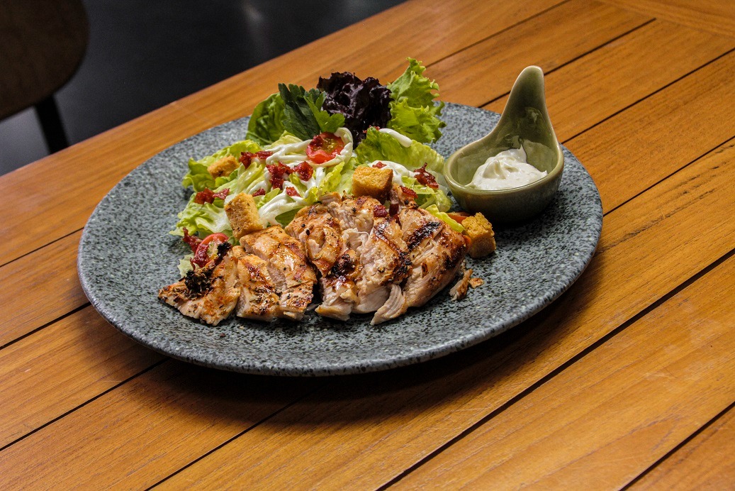 Caesar Salad, salah satu menu baru makanan ringan yang menyehatkan.