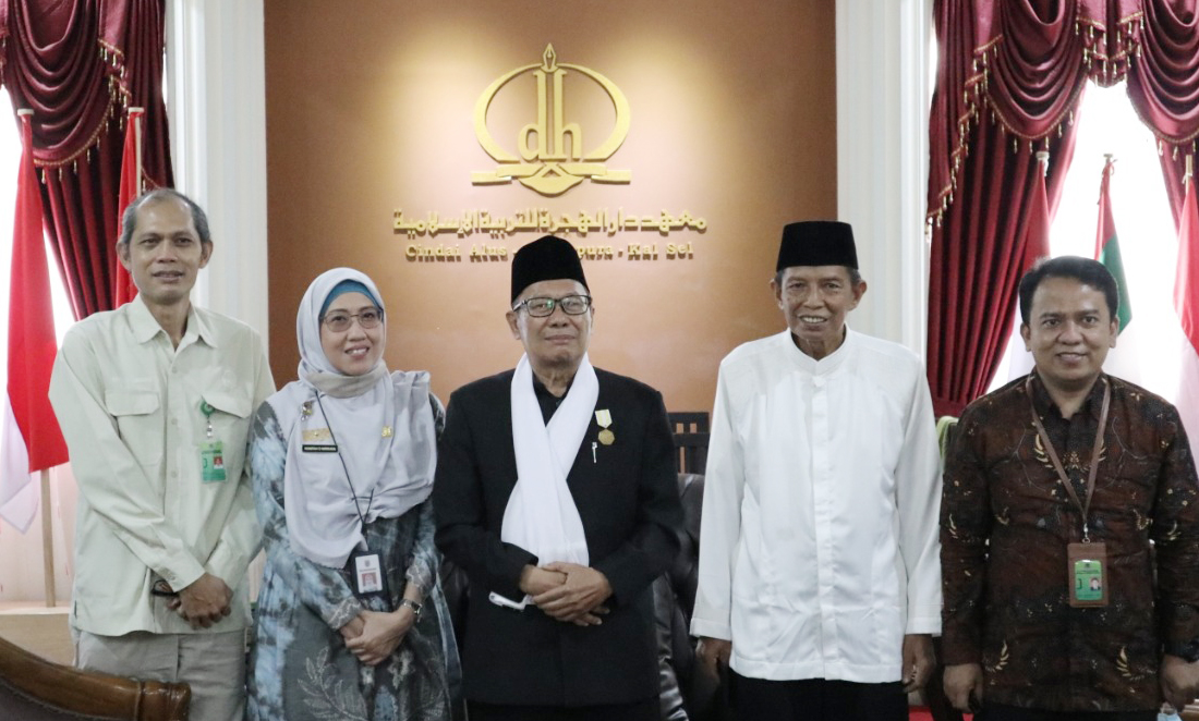 Pemimpin Pondok Pesantren Darul Hijrah, Cindai Alus, Kota Banjarbaru, KH Zarkasyi Hasbi (tengah), menyabet perhargaan Kalpataru 2021.