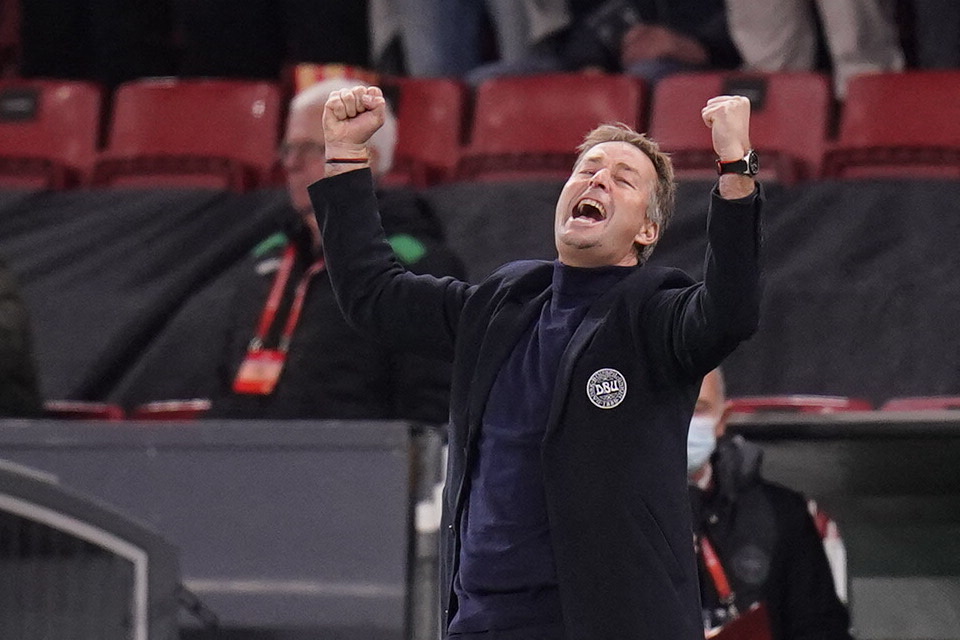 Pelatih Denmark Kasper Hjulmand bersork setelah memastikan tiket ke Piala Dunia FIFA Qatar 2022, menyusul Jerman, Rabu (13/10)