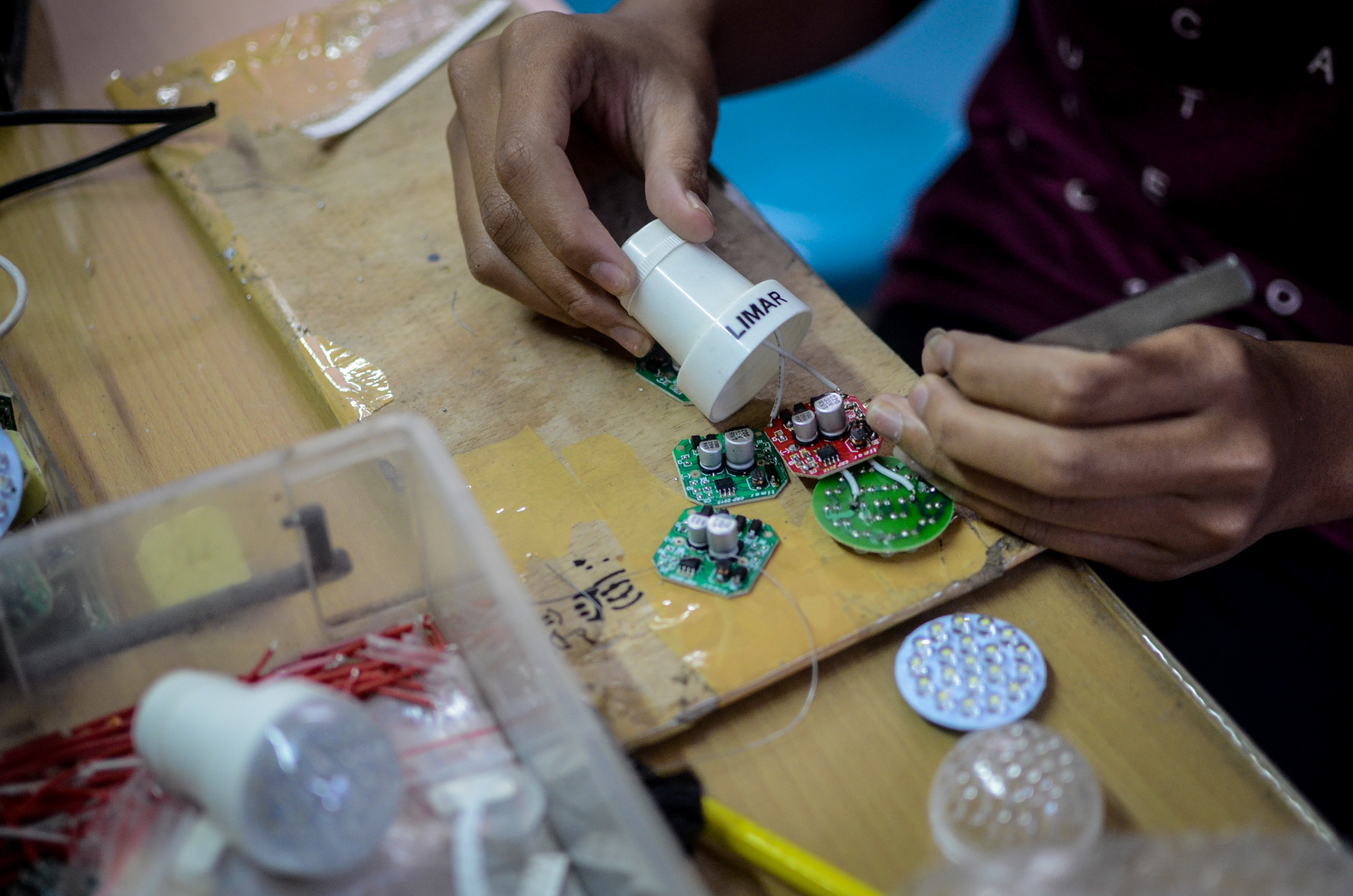 Produksi lampu LED Lokal