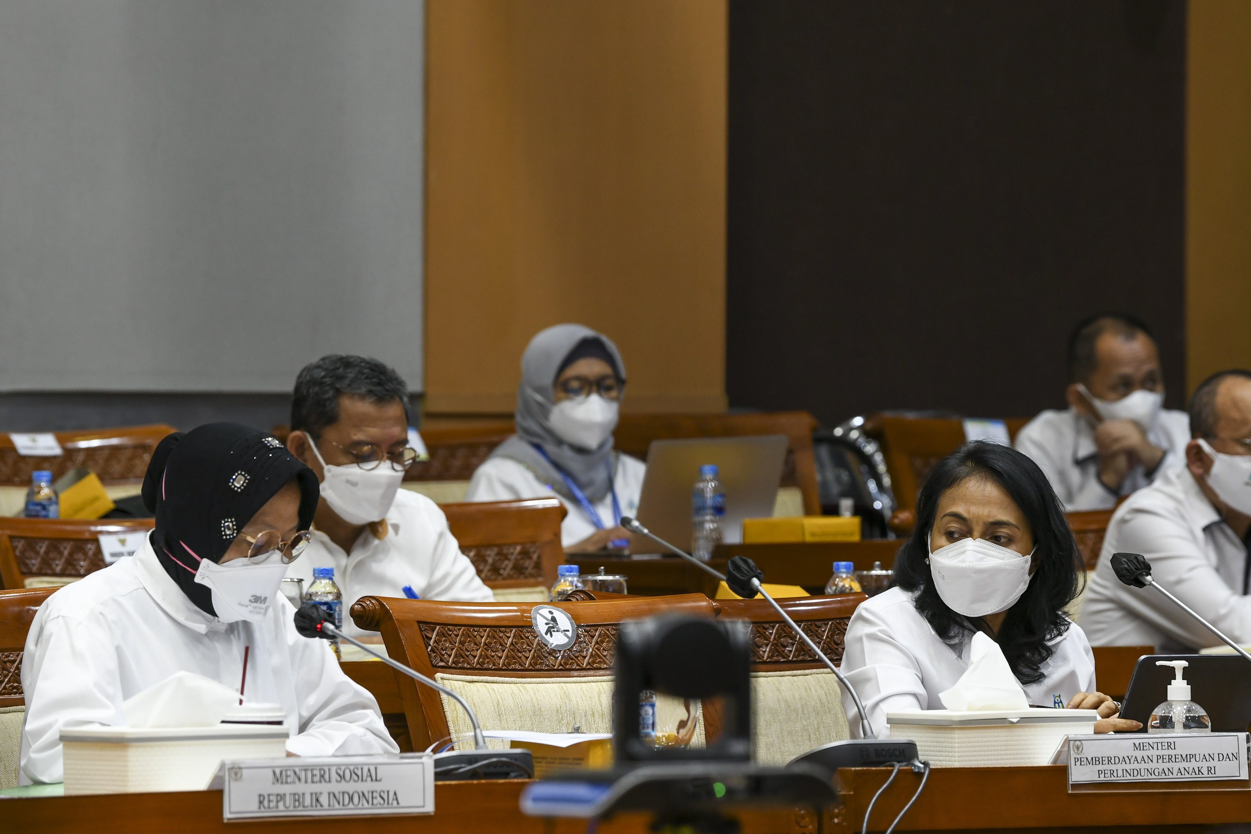  RENCANA KERJA: Menteri PPPA  I Gusti Ayu Bintang Darmawati Puspayoga (kanan) mengikuti Raker dengan n Komisi VIII DPR di Jakarta.