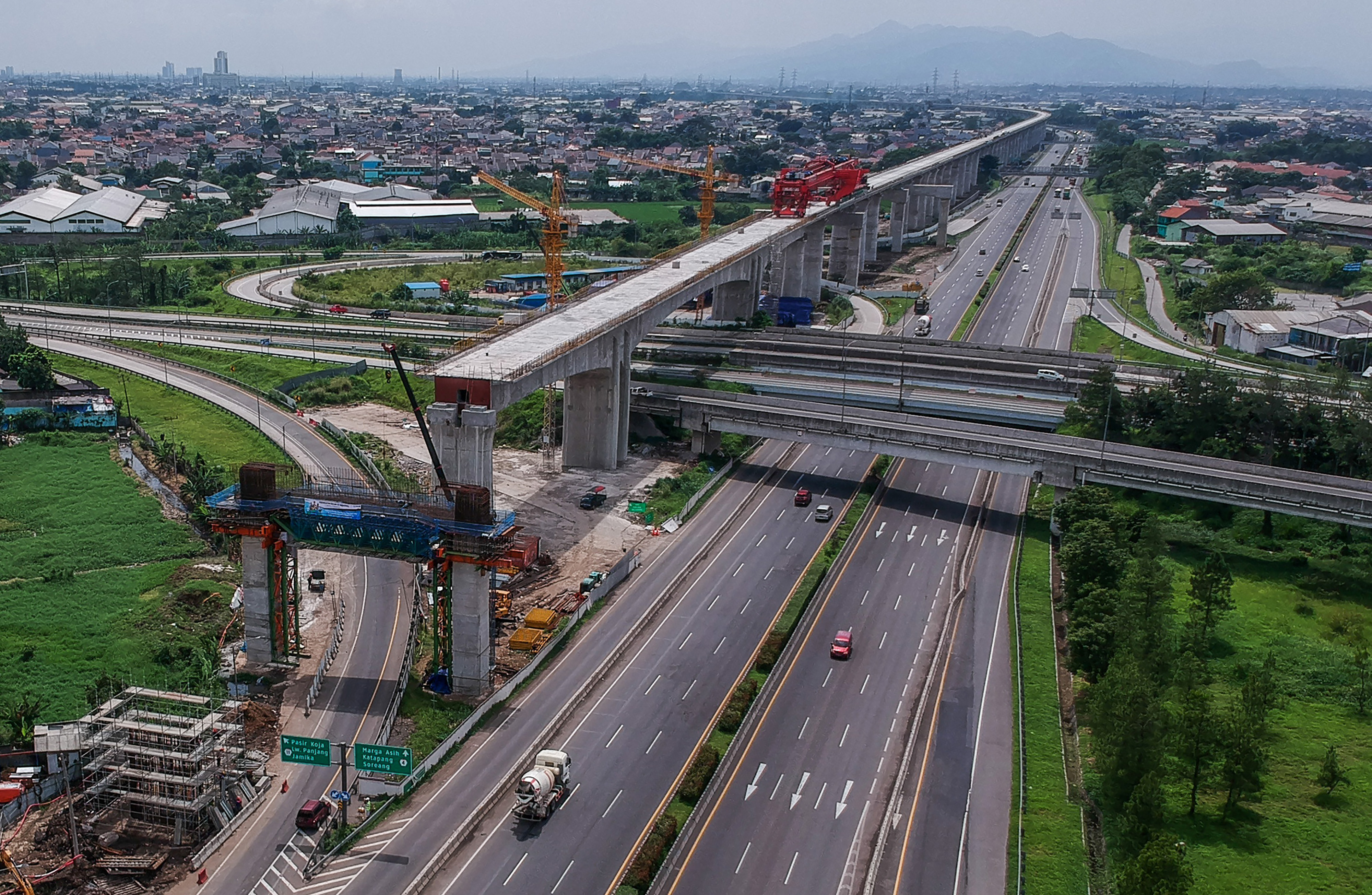 Proyek Kereta Cepat Jakarta-Bandung Capai 79%, PT KCIC Terus Kebut Pembangunan 