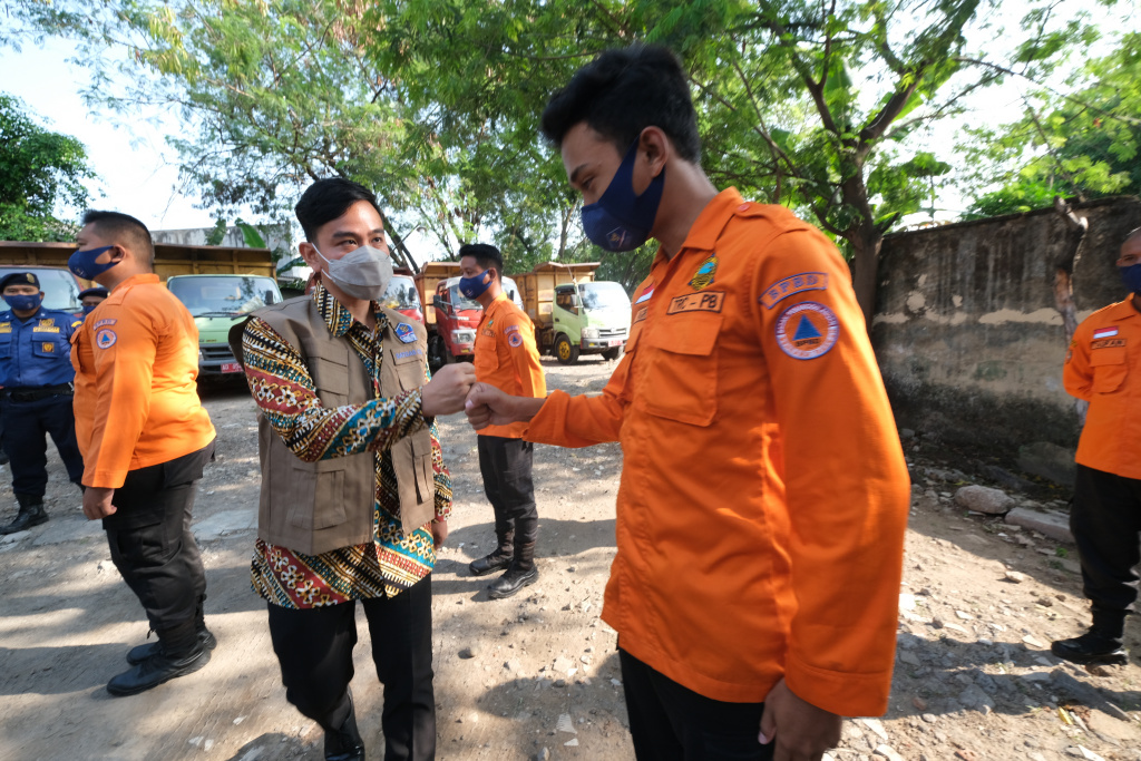 Wali Kota Surakarta Gibran Rakabuming Raka menyalami anggota BPBD, seusai menggelar apel kesiapsiagaan