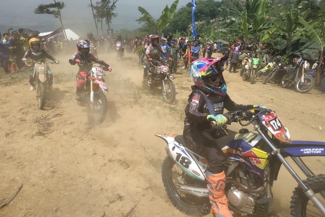 Balapan Ubar Hard Enduro Wawas Argo Motocross diikuti 300 peserta dengan medan perbukitan di Jonggol, Kabupaten Bogor.