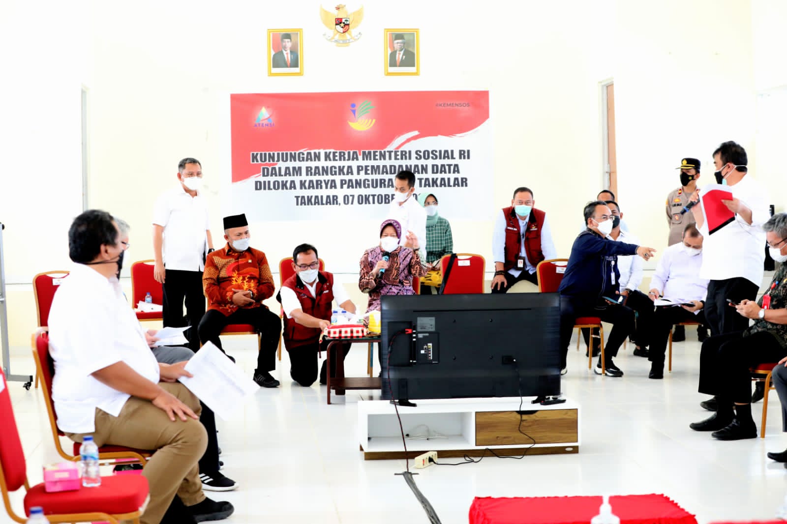 Menteri Sosial Tri Rismaharini saat melakukan kunjungan kerja ke Sulawesi Selatan