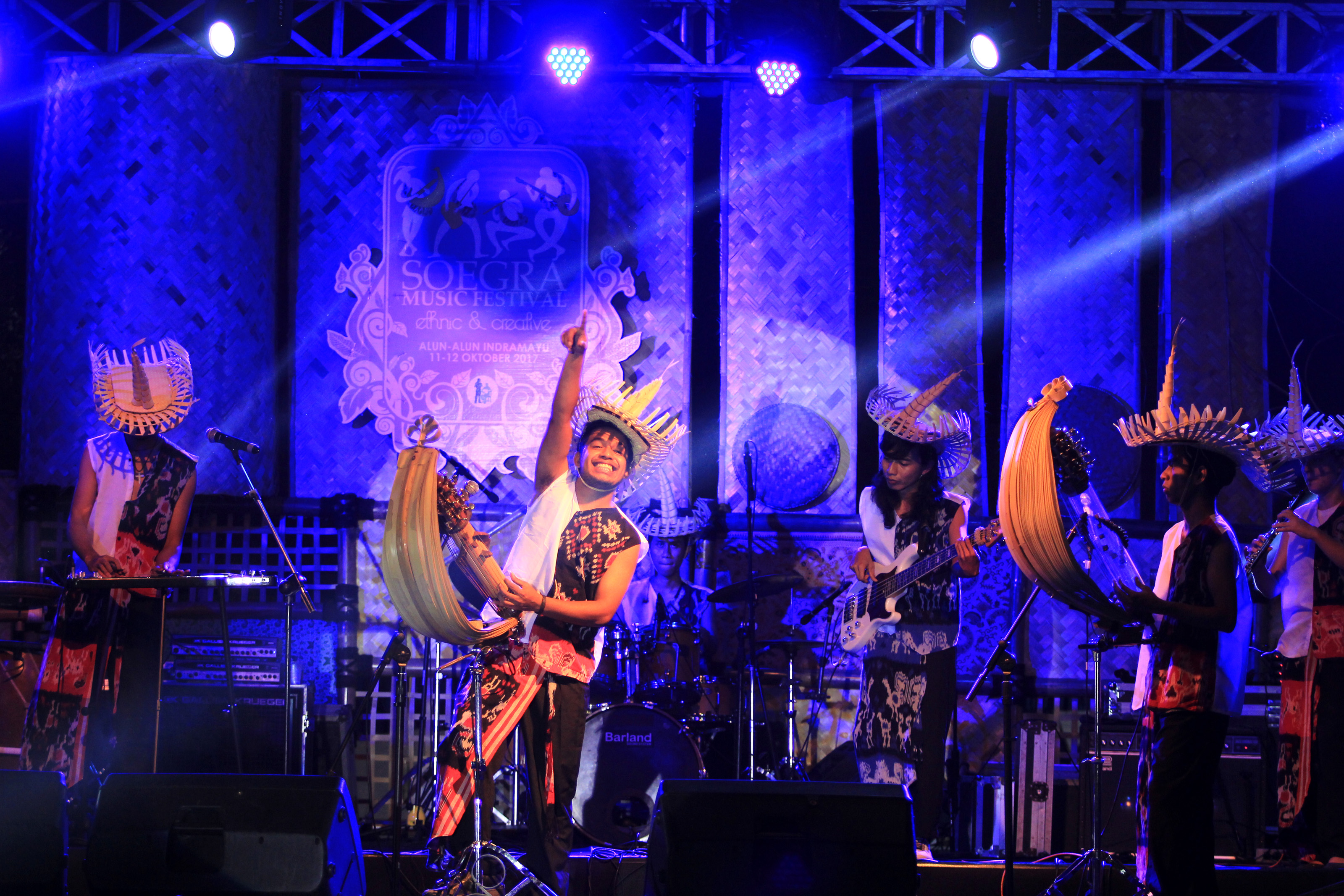 Grup Musik Nusa Tuak asal NTT menghibiur penonton saat tampil dalam Soegra Music Festival, beberapa waktu lalu,