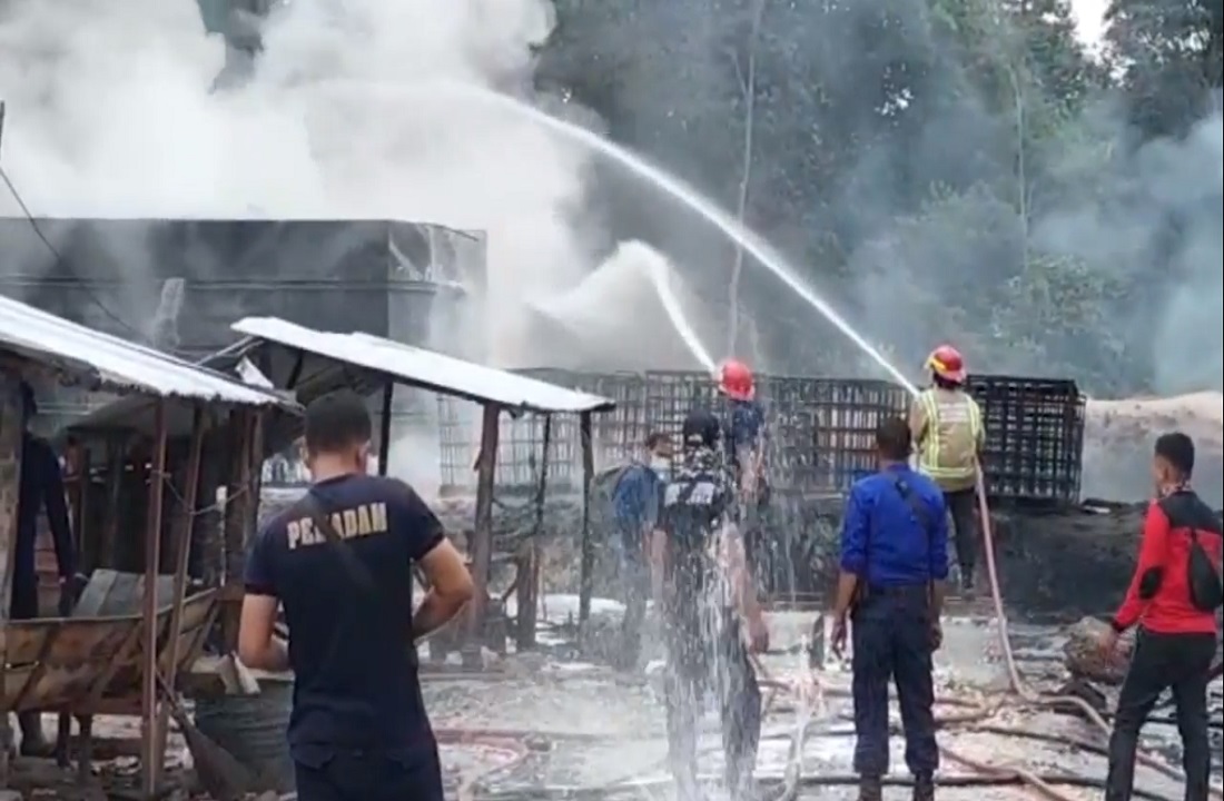Tim pemadam berjibaku memadamkan kebakaran di gudang penampung dan penyulingan minyak ilegal, di Desa Pijoan, Kecamatan Jambi Luar Kota.