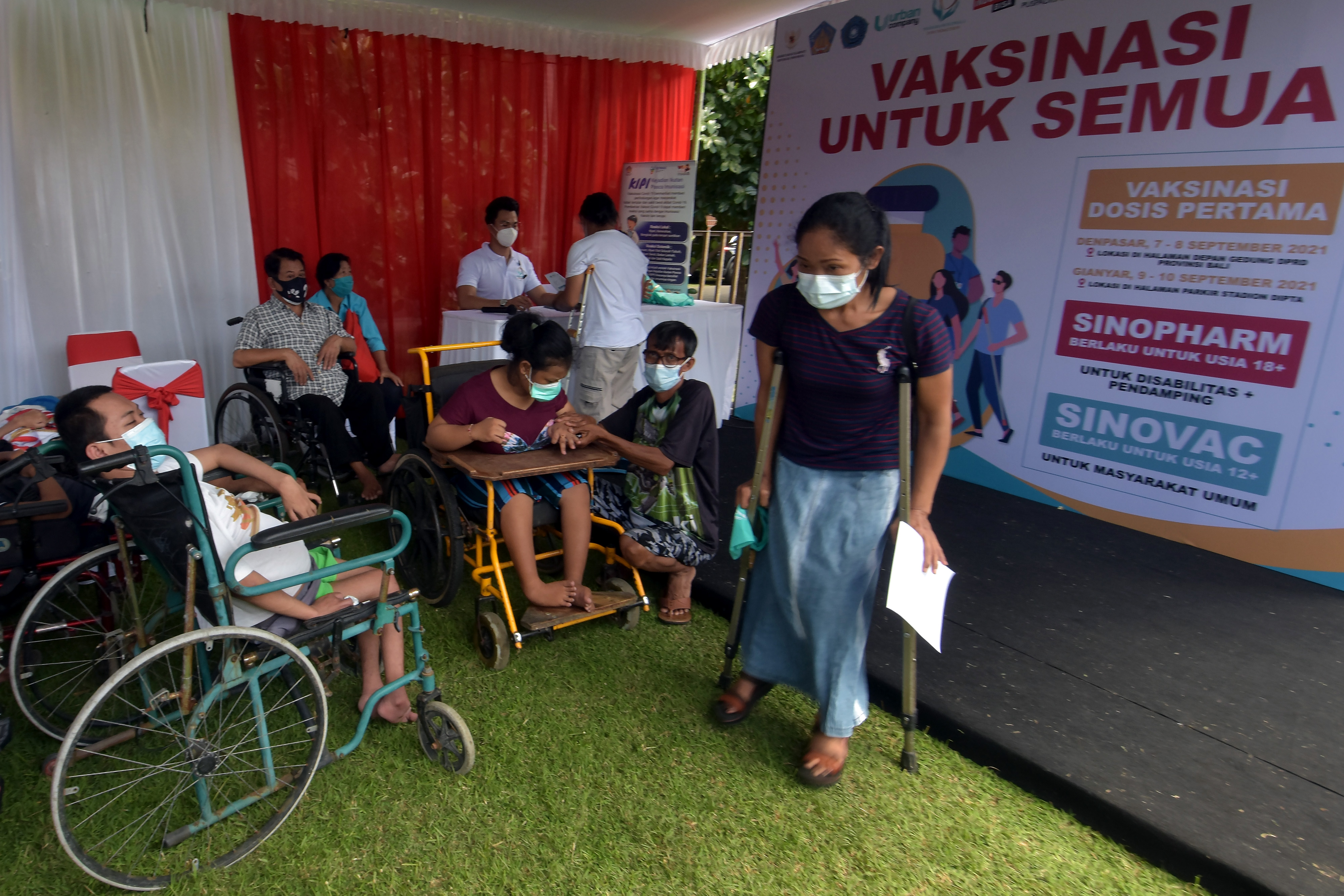 Para penyandang disabilitas mendapat suntik vaksin Covid-19 di di halaman Kantor DPRD Provinsi Bali, Denpasar, Bali.