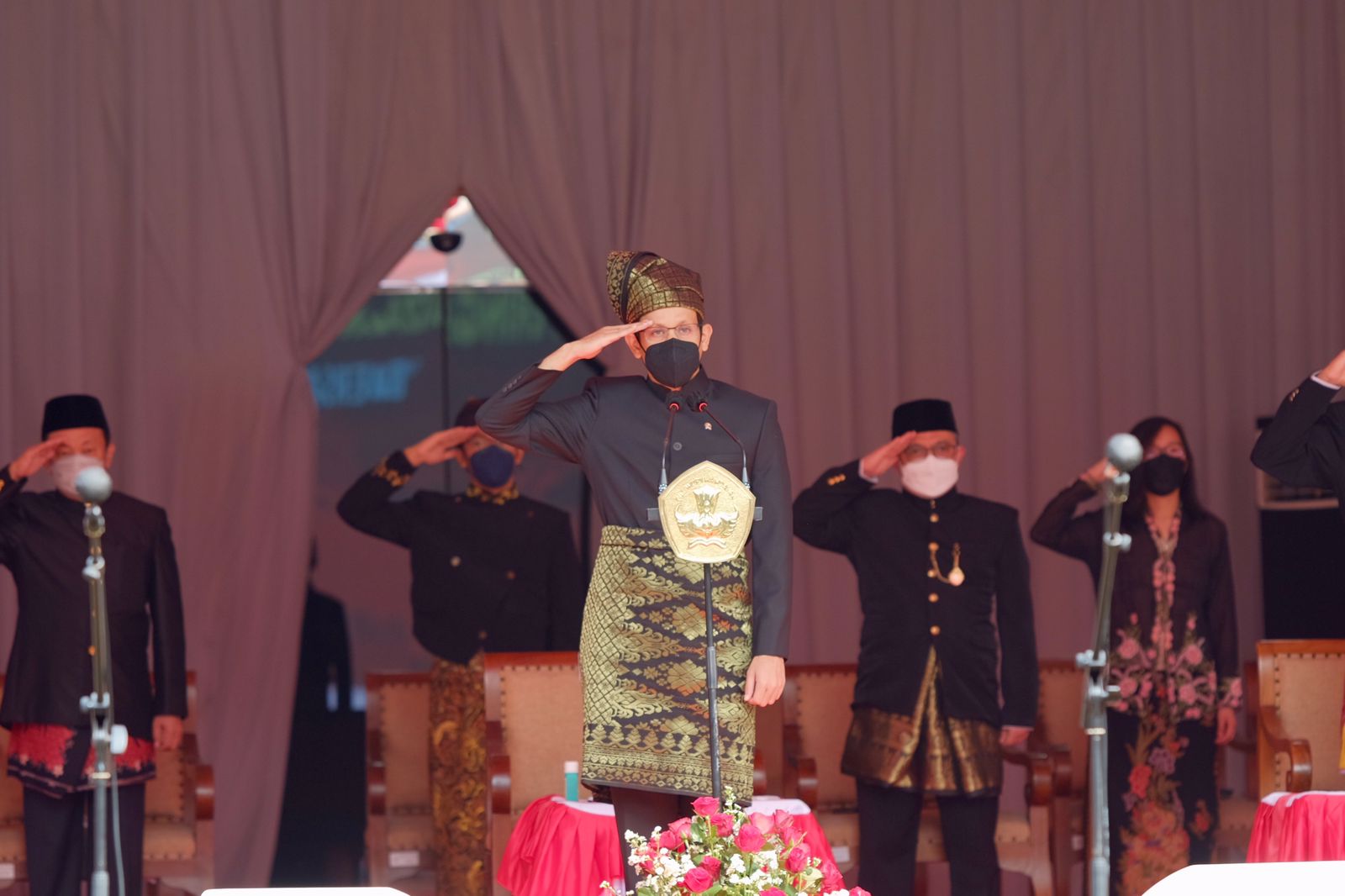 Mendikbud-Ristek Nadiem Makarim mengenakan pakaian adat asal Provinsi Riau saat merayakan Hari Sumpah Pemuda, Kamis (28/10).
