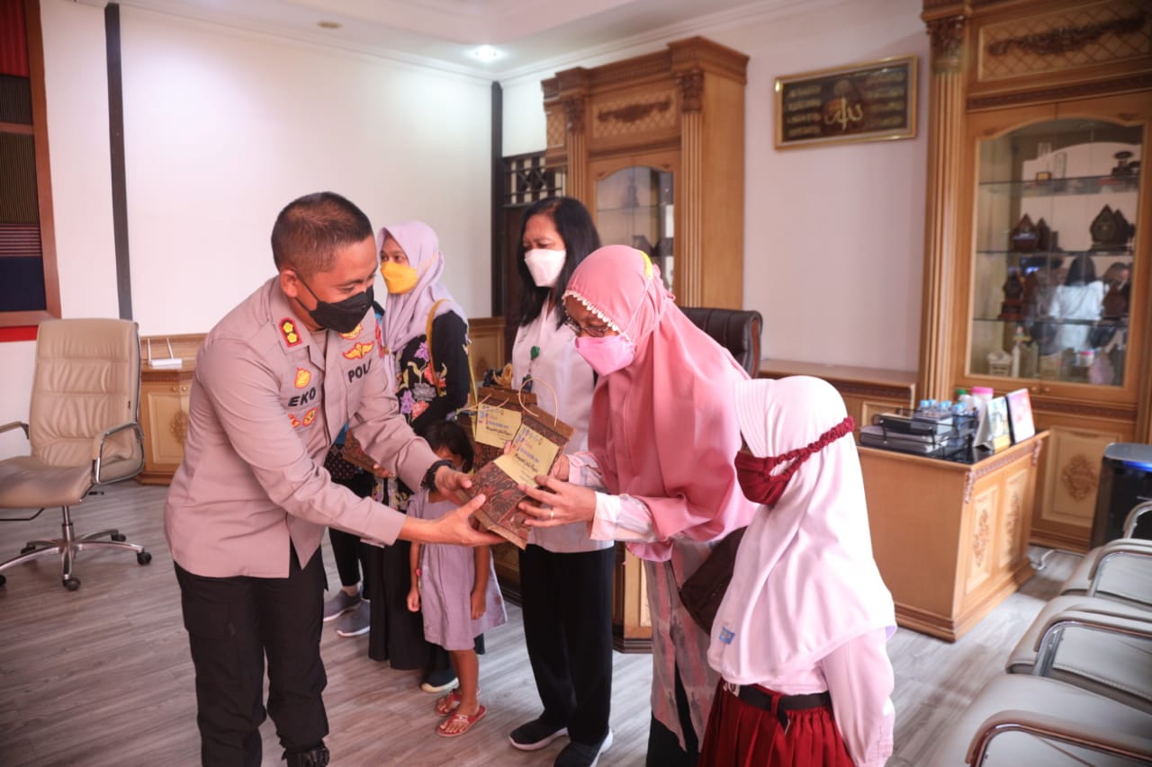 Kapolres AKB Eko Prasetyo menyerahkan santunan dari alumni Akpol 90 kepada keluarga anggota Polres Klaten yang meninggal karena covid-19.