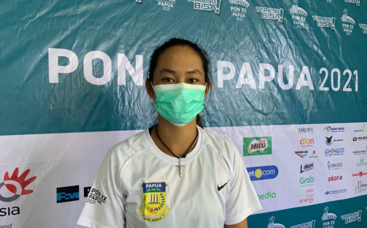 Petenis muda Priska Madelyn Nugroho, ditemui di arena Sian Soor Tennis Center, halaman kantor Wali Kota Jayapura, Selasa (28/9/2021). 