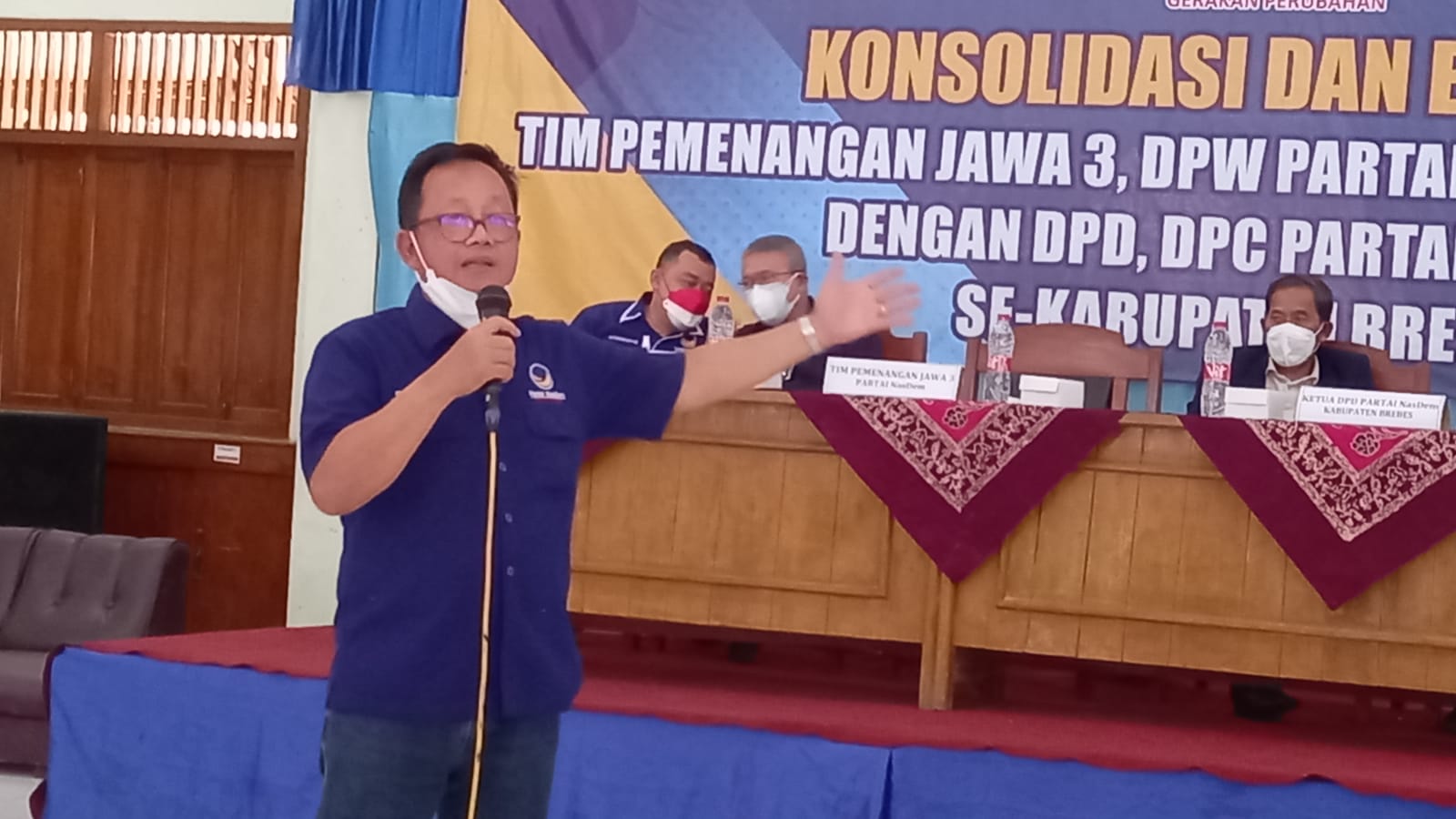 Ketua DPP Nasdem Pemenangan Jawa Tiga (Jateng dan DIY), Sugeng Suparwoto sedang memaparan Kosolidasi dan Evaluasi Tim Pemenangan Jawa Tiga.