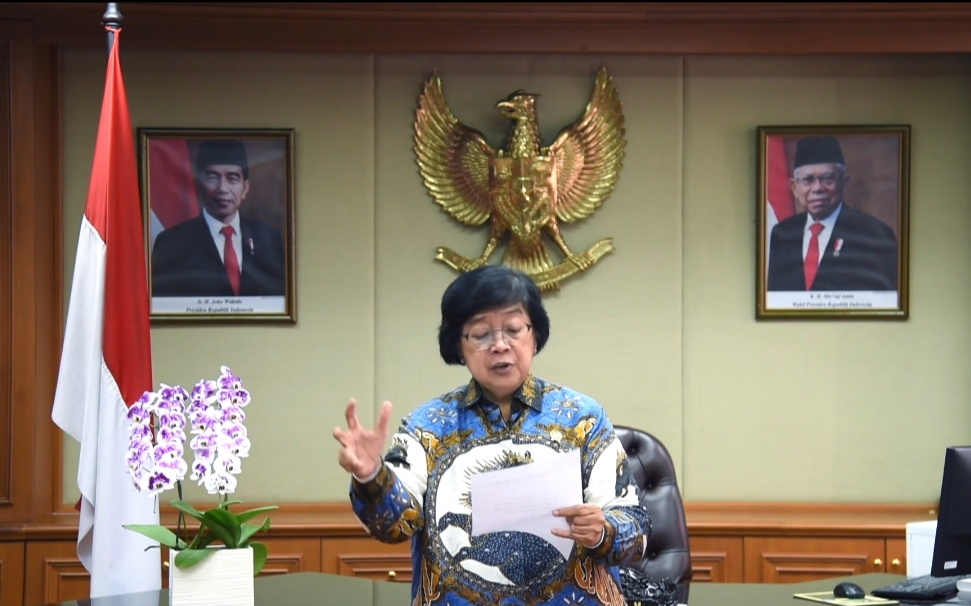 Menteri LHK, Siti Nurbaya, membaca puisi untuk acara Indonesia Berpuisi yang digelar Media Indonesia.