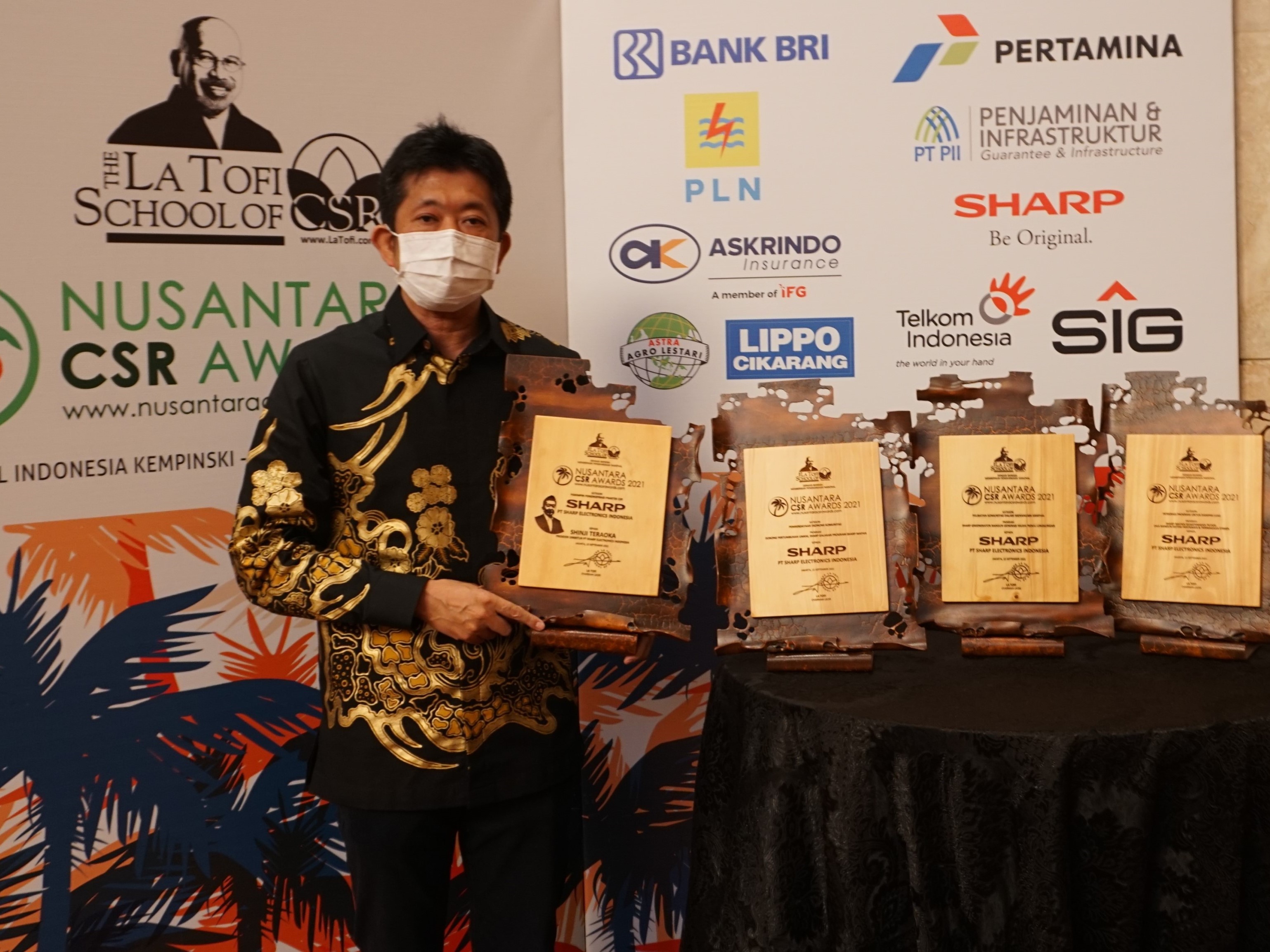 Presiden Direktur Sharp Indonesia Terima Empat Penghargaan Nusantara CSR