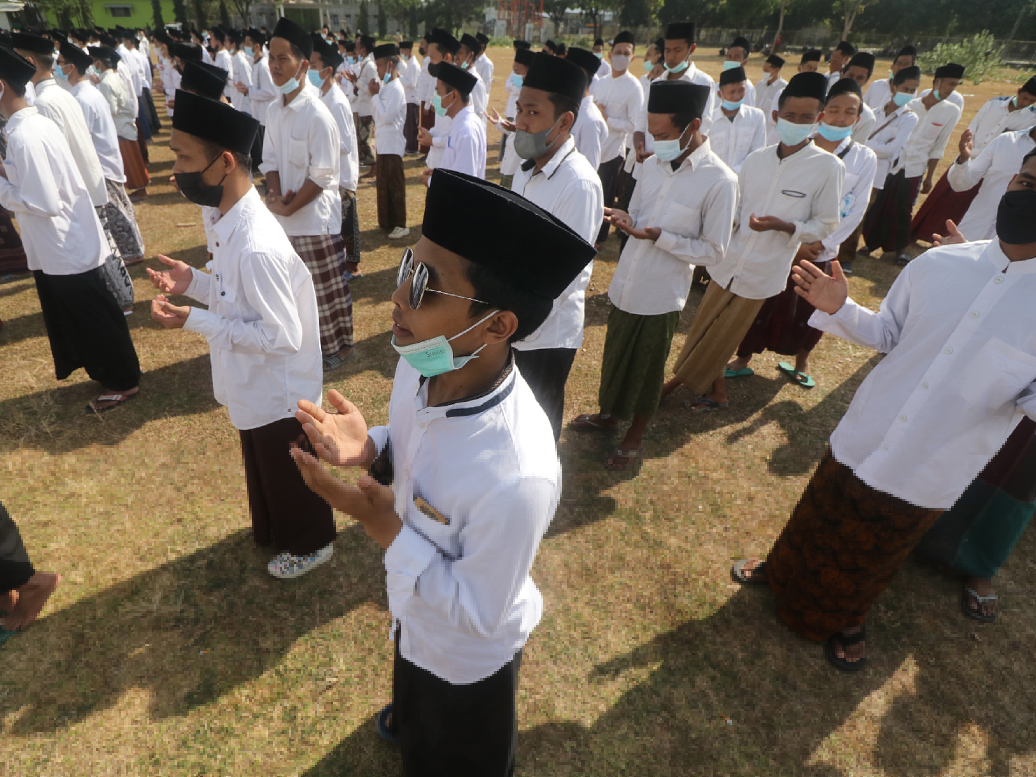 Sejumlah santri mengikuti upacara bendera yang diselenggarakan NU di Pondok Pesantren Lirboyo, Kota Kediri, Jawa Timur, Jumat (22/10).