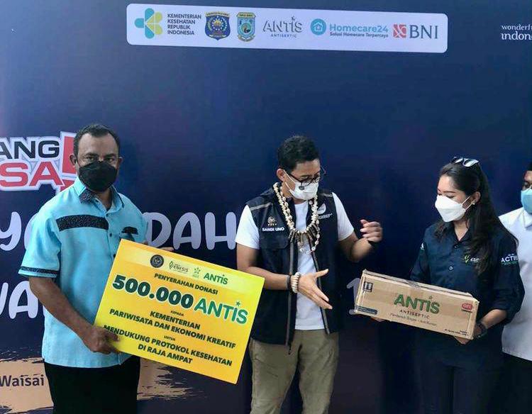 Elkana Lewerisa, Head of Public Relations Enesis Group menyerahkan bantuan secara simbolis kepada Menparekraf Sandiaga Uno.