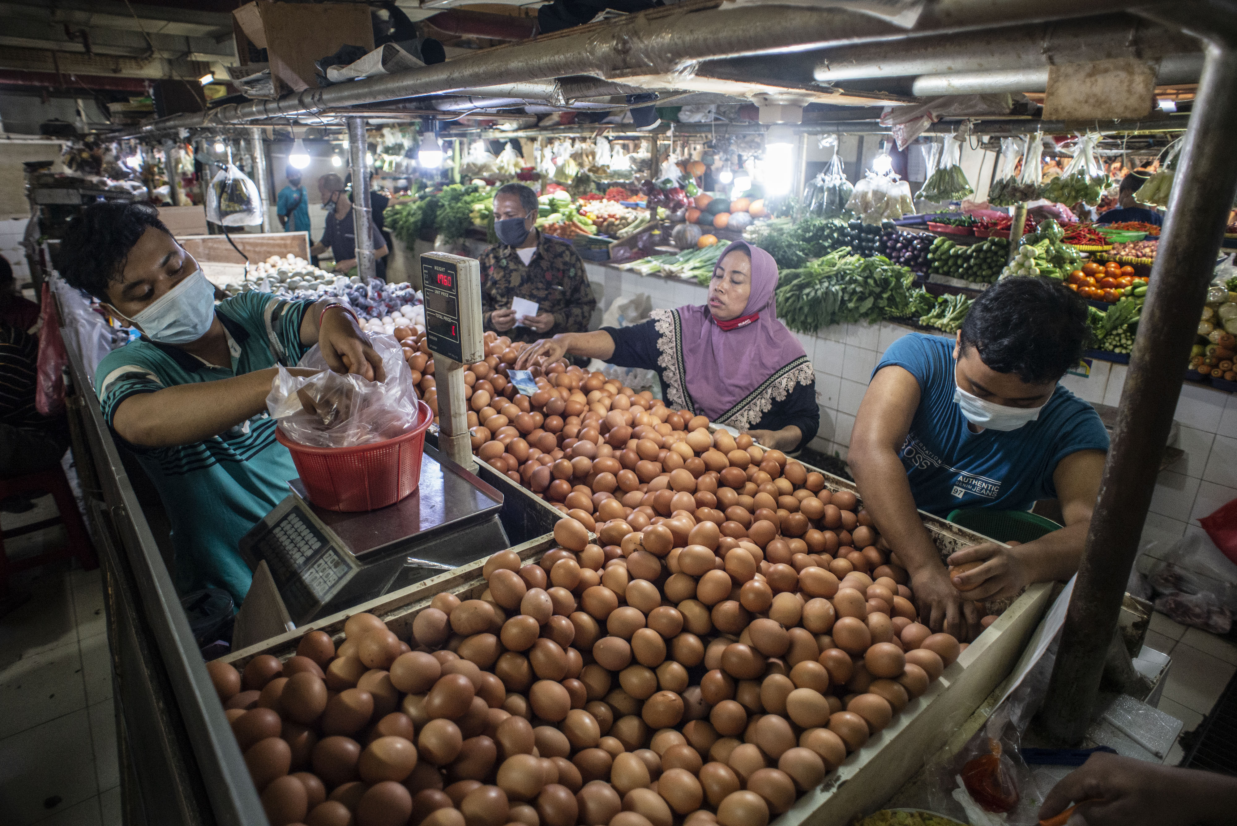 Pedagang melayani pembeli telur di Pasar Mayestik, Kebayoran Baru, Jakarta, Jumat (1/10).