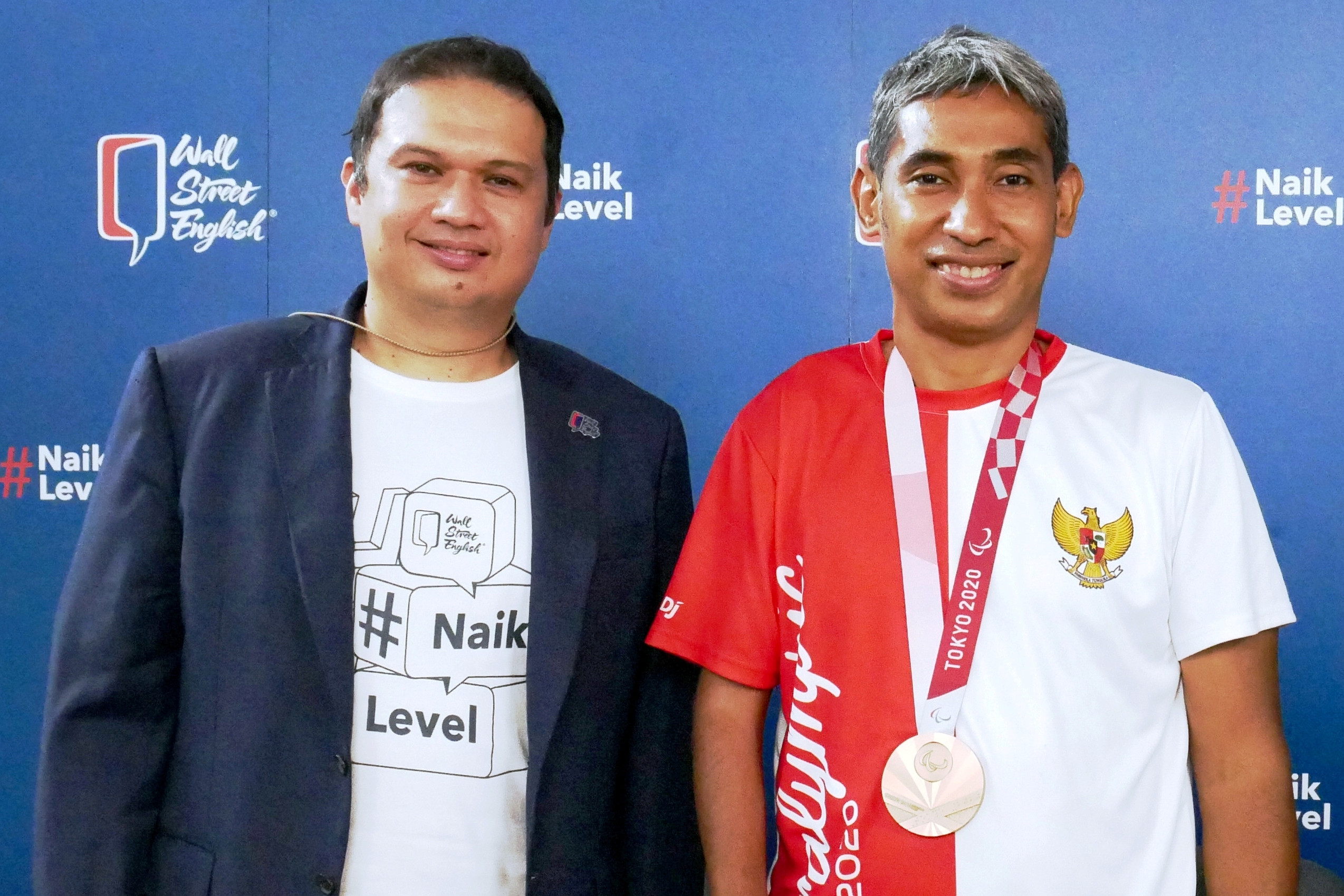 Presiden Direktur WSE Indonesia Kish Gill (kiri) dan peraih perunggu Paralympic Tokyo 2020 sekaligus Ketum NPCI DKI Jakarta David Jacobs.