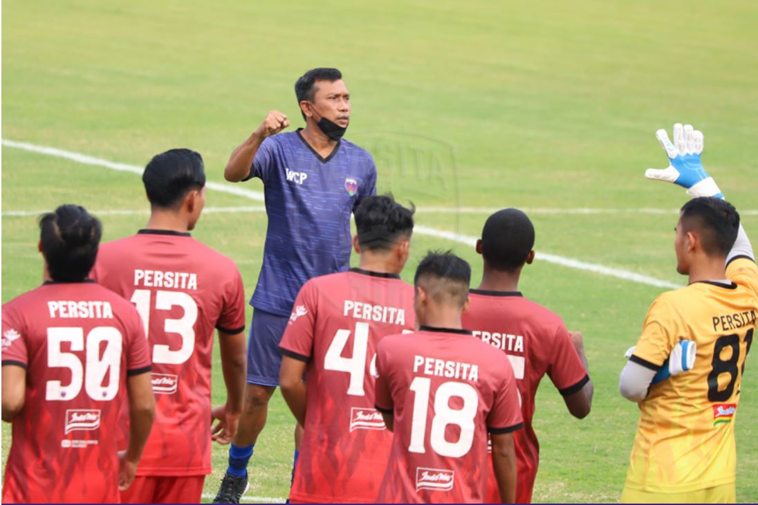 Pelatih Persita Widodo C Putro memberikan arahan kepada para pemainnya.