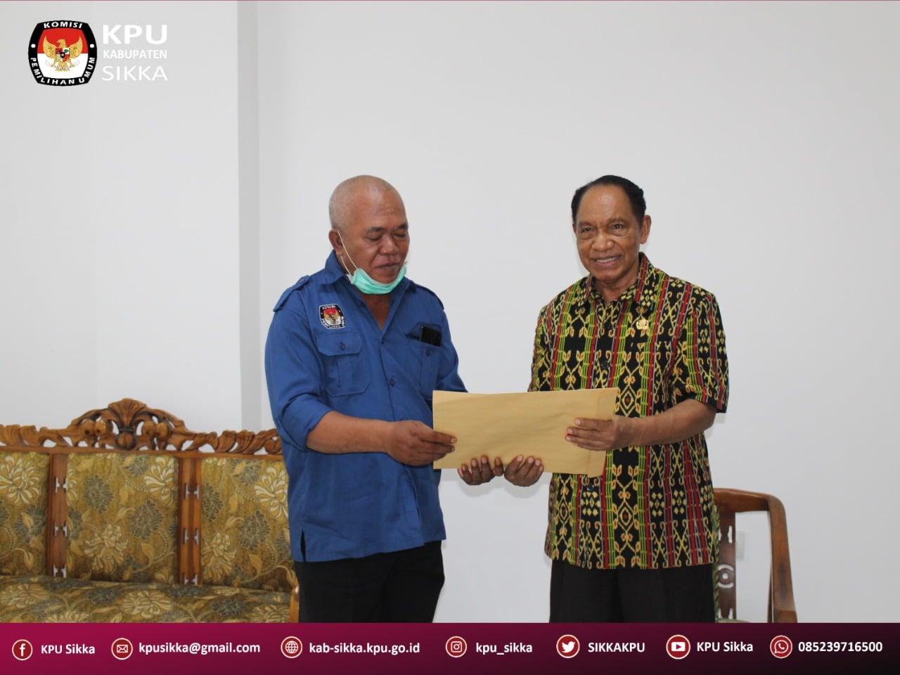 Ketua KPU Kabupaten Sikka Yohanes Krisostomus Feri serahkan usulan anggaran Pilkada 2024 diterima Wabup Sikka Romanus Woga, Rabu (27/10)