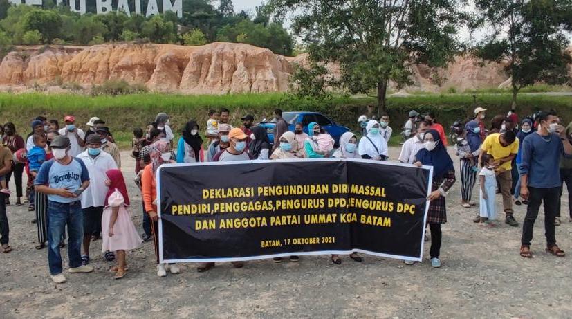 Kader dan pengurus Partai Ummat Kota Batam mengundurkan diri massal dari partai tersebut, Minggu (17/10)