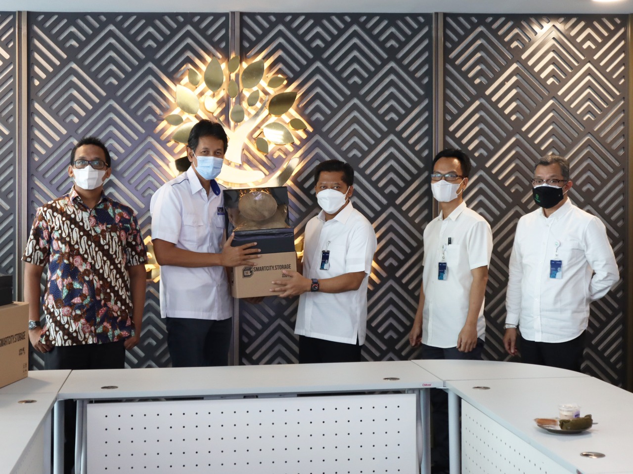 Perhutani bekerja sama dengan PT VTP dan Indonesia in Your Hand untuk memasarkan produk UKM binaan ke pasar internasional, Selasa (5/10).