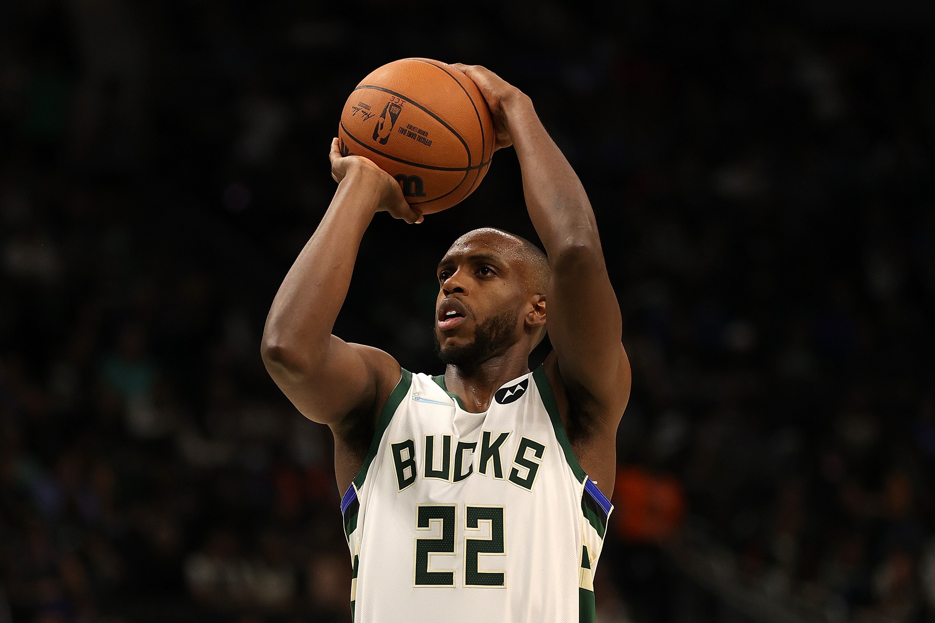Aksi pemain Milwaukee Bucks, Khris Middleton, saat melakukan tembakan bebas.  
