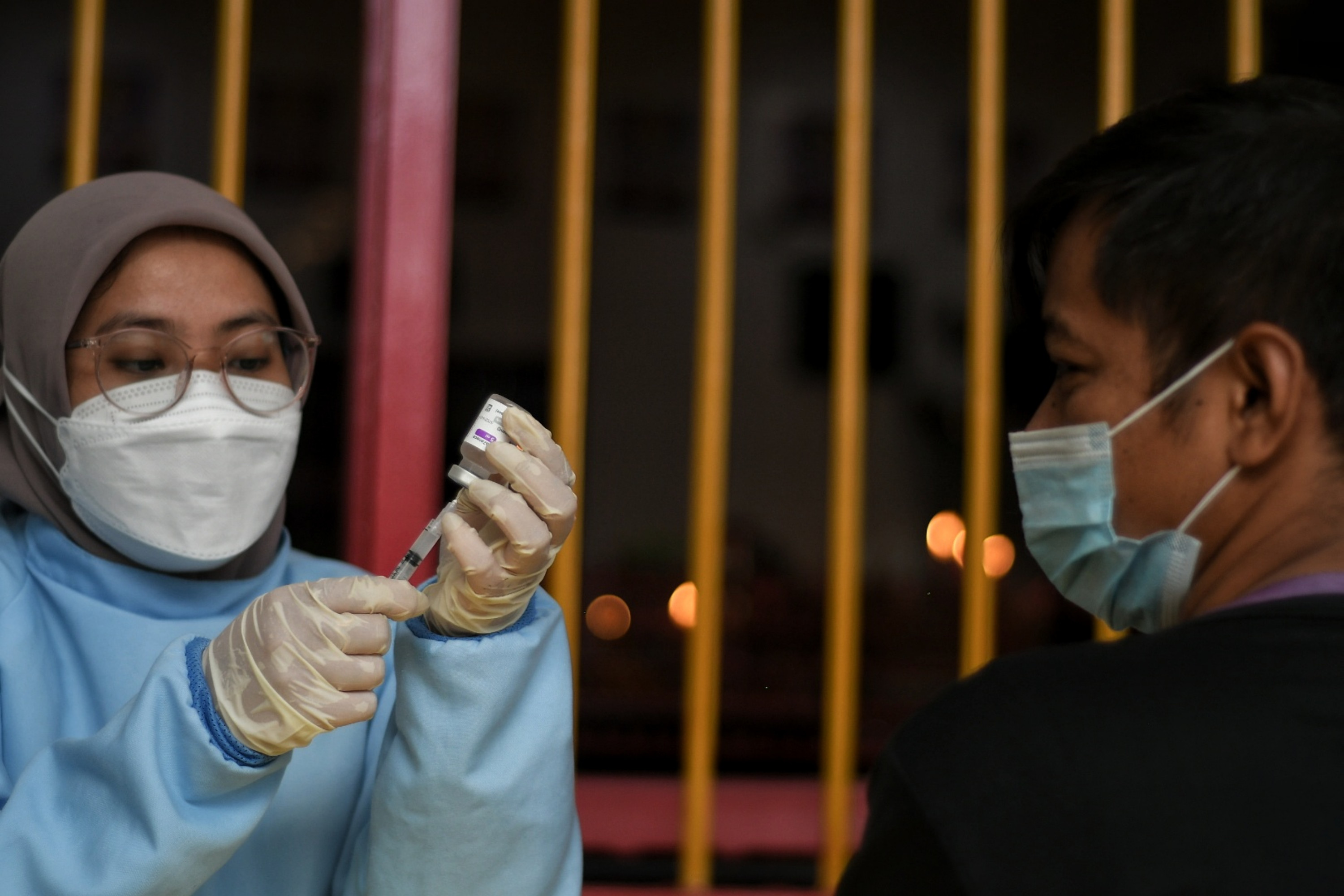 Petugas kesehatan tengah mempersiapkan penyuntikan vaksin covid-19