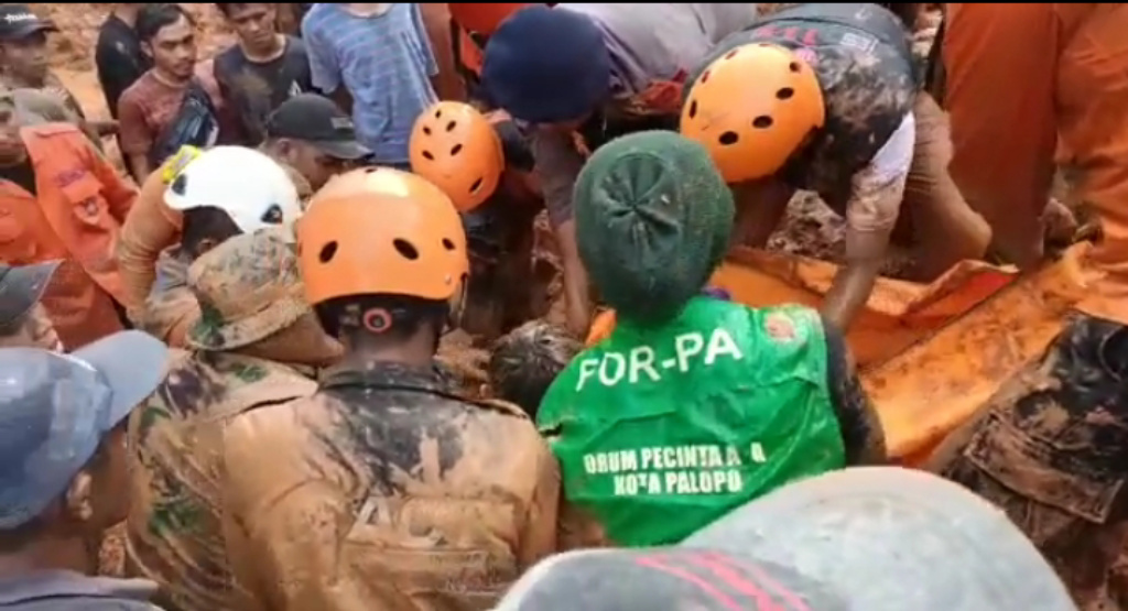 Tim sedang mengevakuasi empat jenazah yang merupakan satu keluarga yang tertimbun longsor di Kabupaten Luwu, Sulsel, Selasa (5/10)