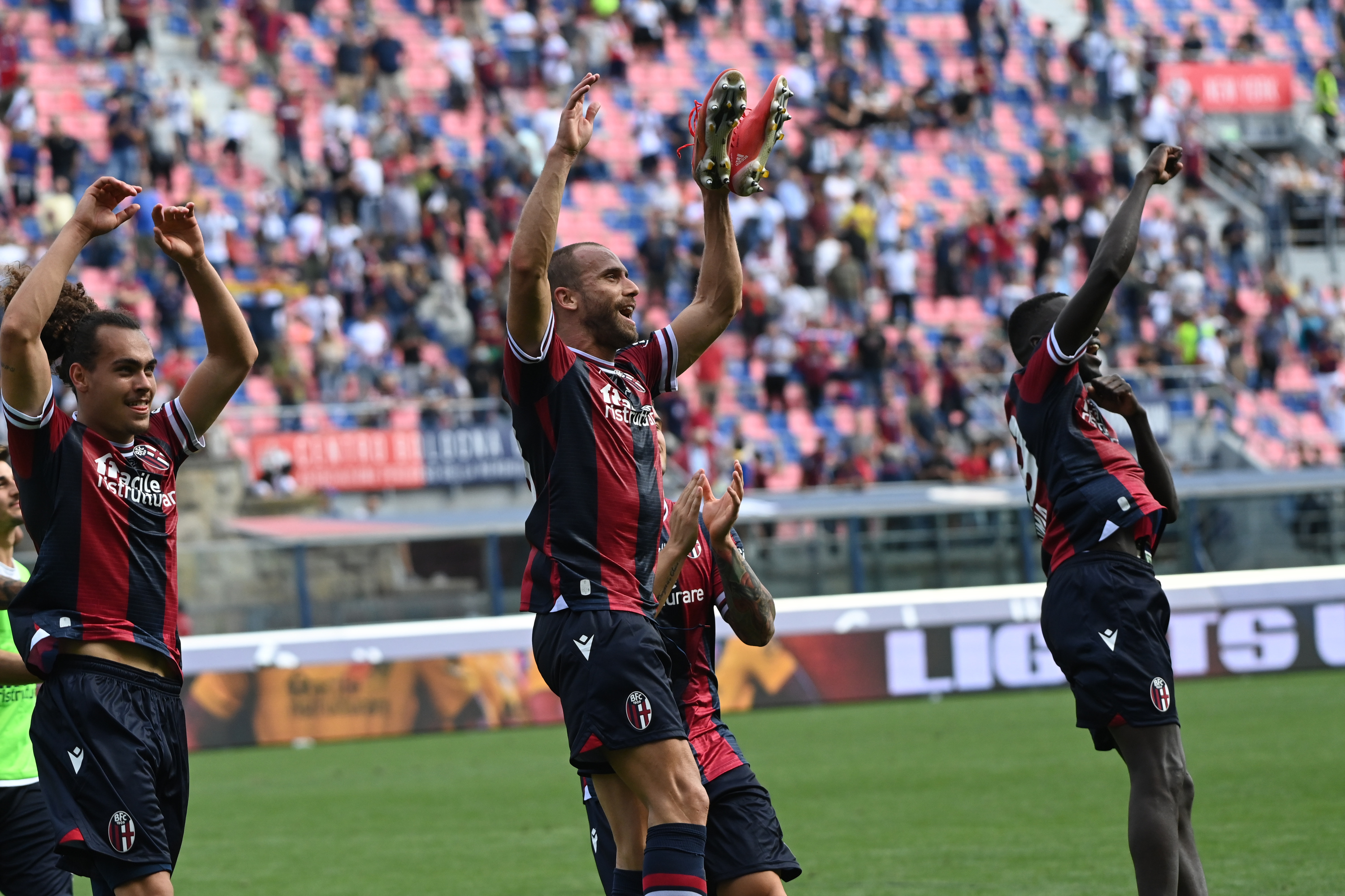 Pemain Bologna merayakan kemenangan atas Lazio