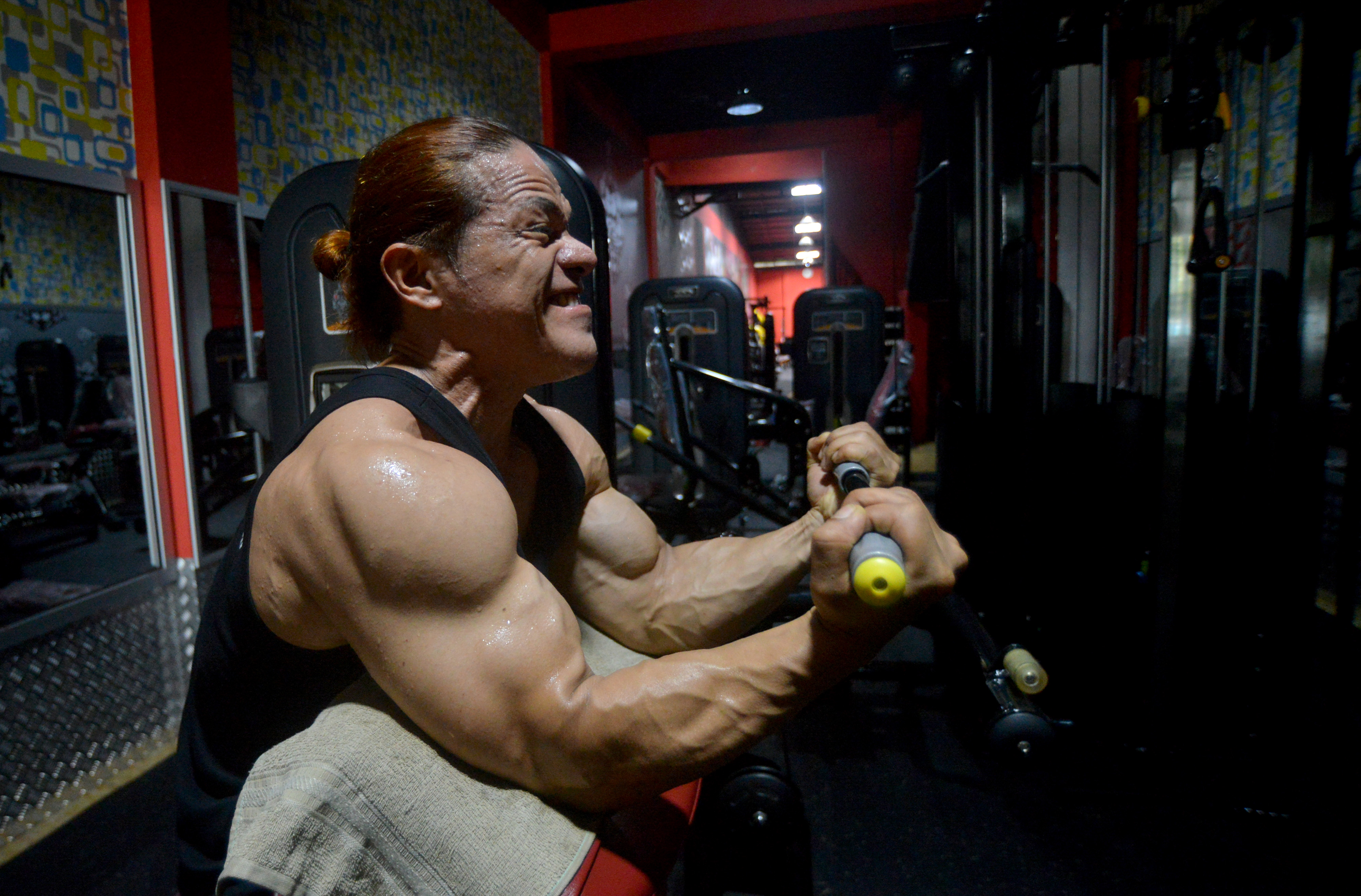 Atlet Binaraga Iwan Samurai dari Sumbar berlatih jelang PON XX Papua