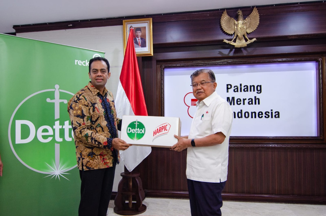General Manager Reckitt Indonesia Srinivasan Appan menyerahkan bantuan kepada Ketua PMI Jusuf Kalla.