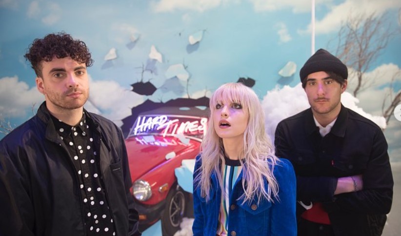 Hayley Williams (tengah) bersama Paramore.