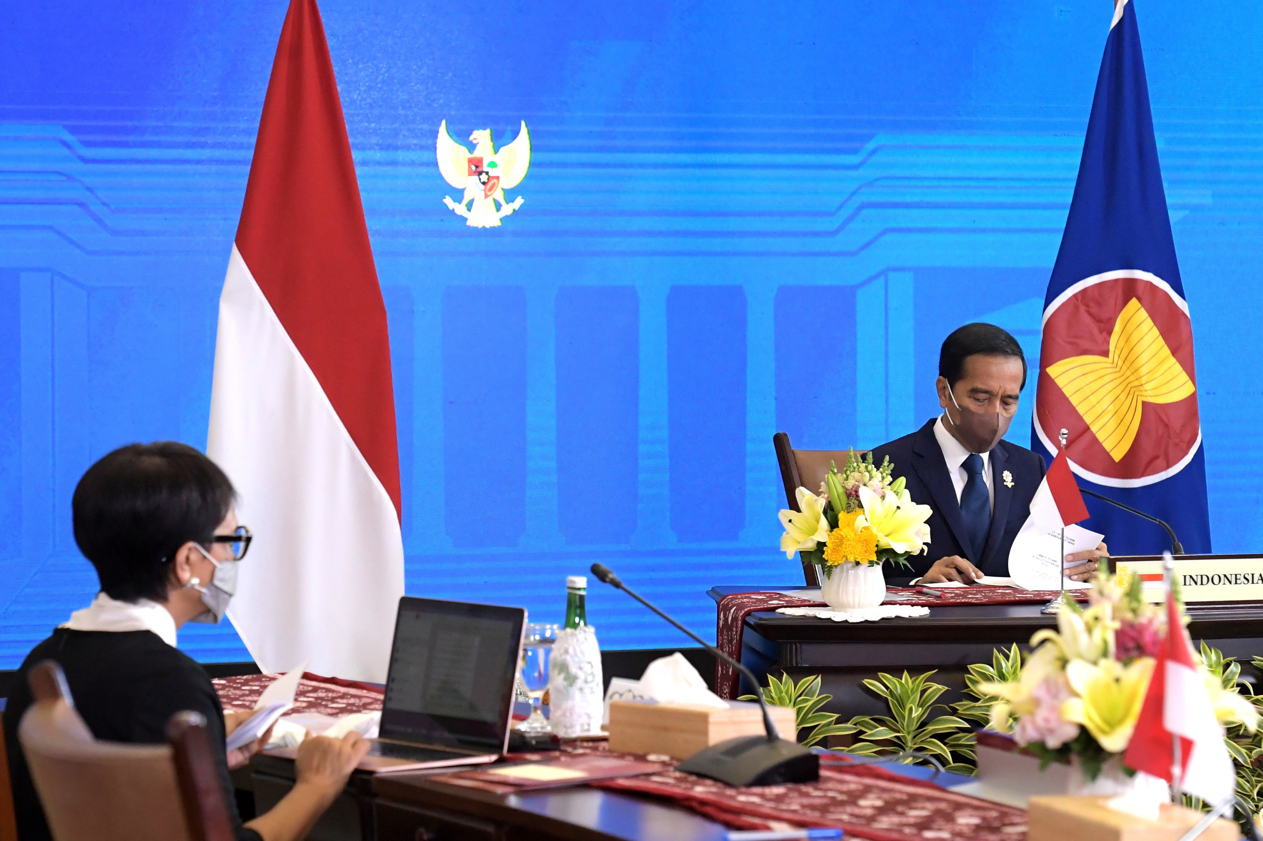 Presiden Jokowi didampingi Menlu Retno Marsudi saat mengikuti KTT ASEAN-Australia secara virtual.