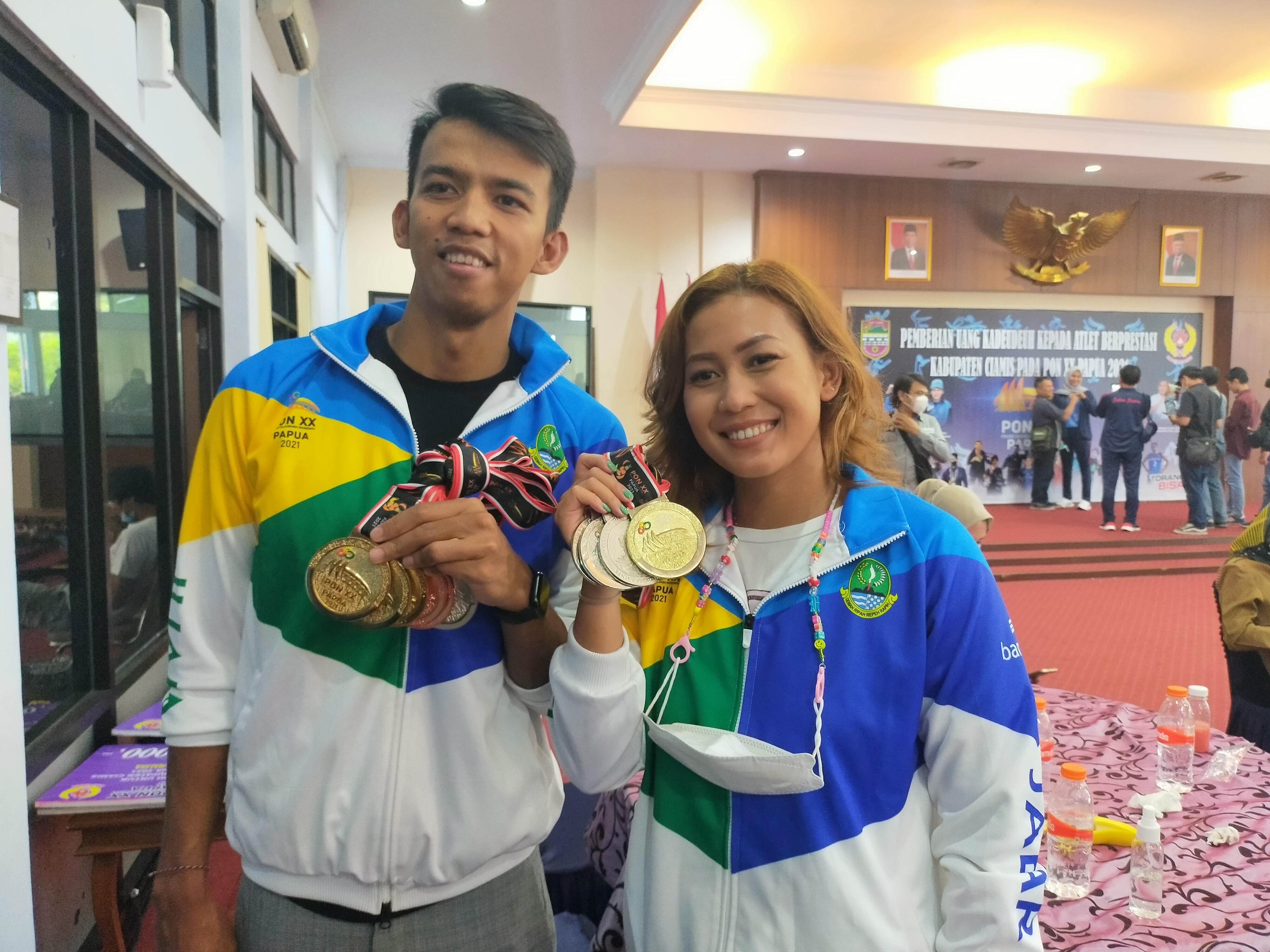 Atlet renang, Triadi Fauzi Sidiq, menunjukkan tiga emas, dua perak dan dua perunggu didampingi oleh Raina Saumi, atlet cabor renang ra