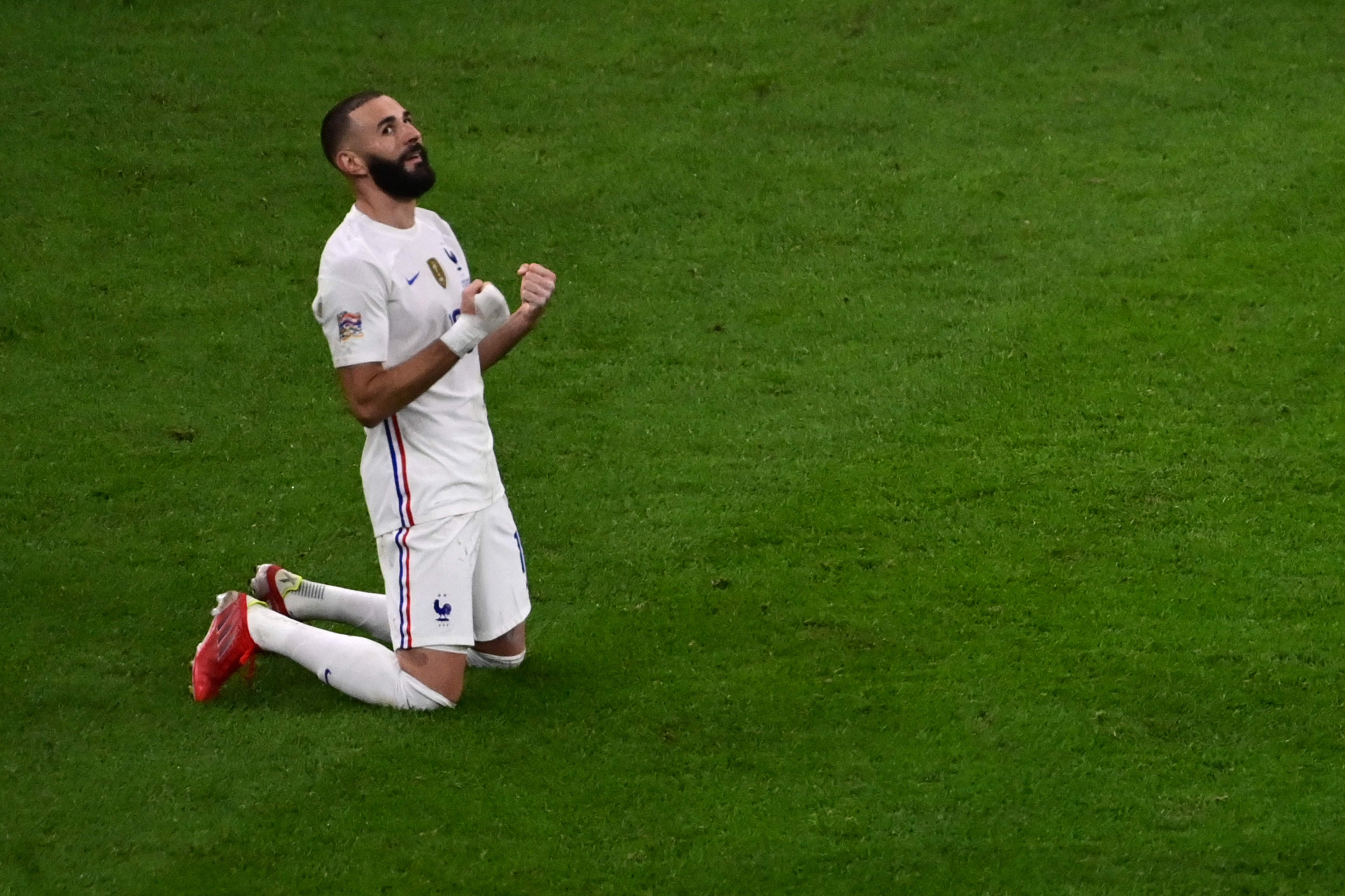 Penyerang Prancis Karim Benzema melakukan selebrasi usai Les Bleus dipastikan menjadi juara Liga Negara UEFA. 