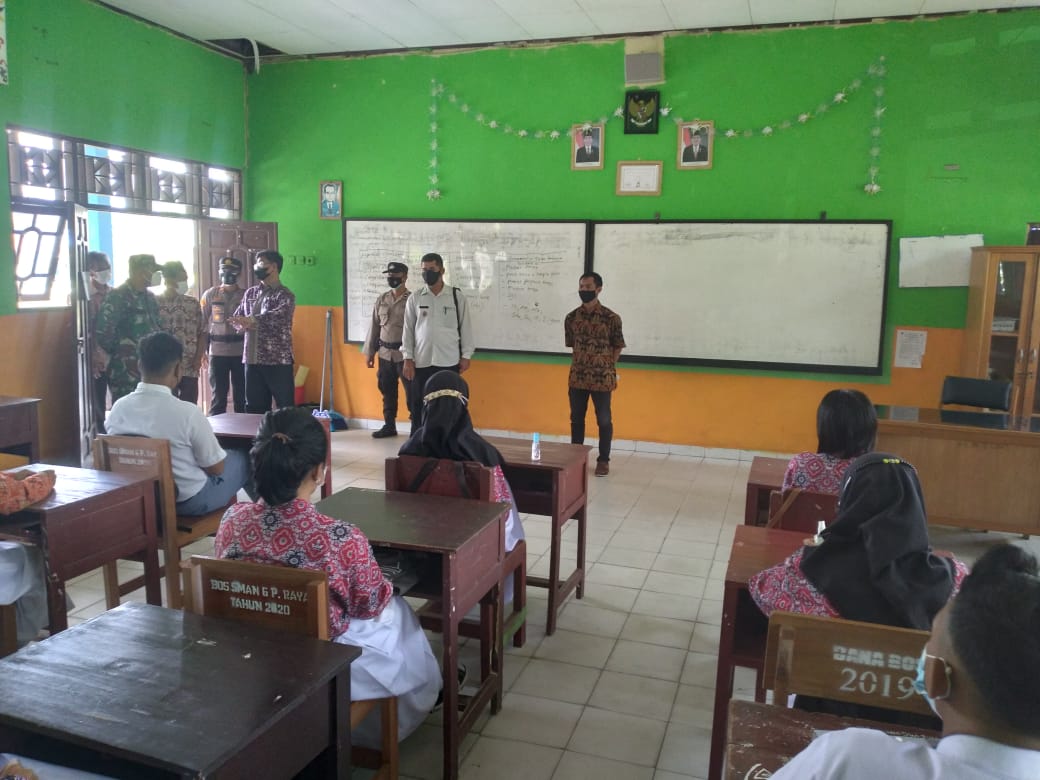 Kapolsek Bukit Batu Inspektur Dua Dedi Satria bersama Tim PPKM skala mikro di SMAN 6 Palangka Raya